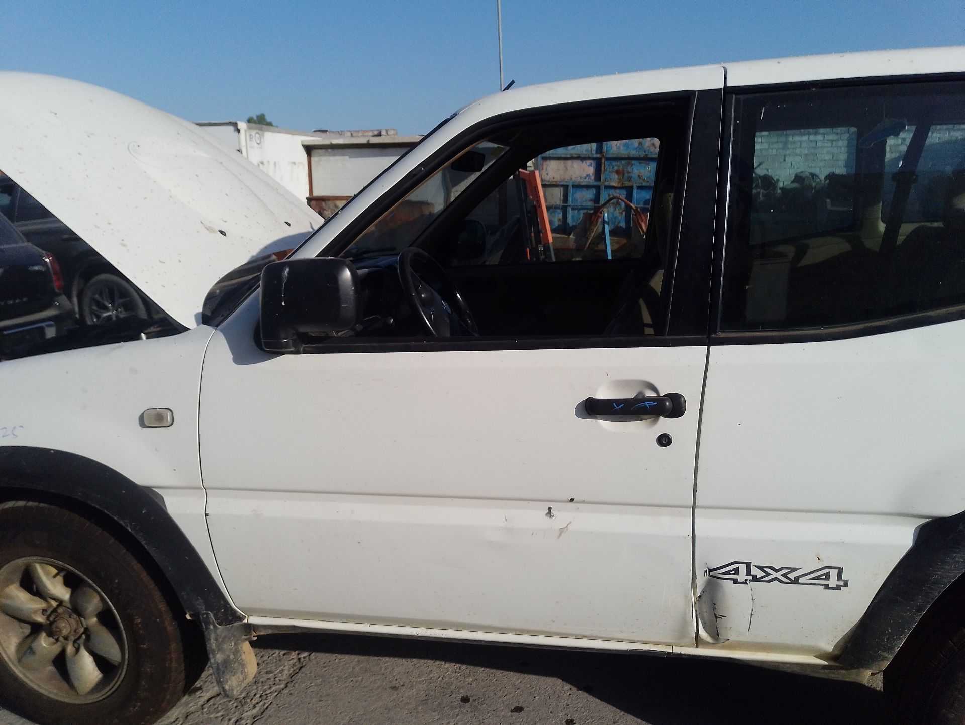 Recambio de puerta delantera izquierda para nissan terrano ii (r20) 2.7 tdi 4wd referencia OEM IAM 801017F030  