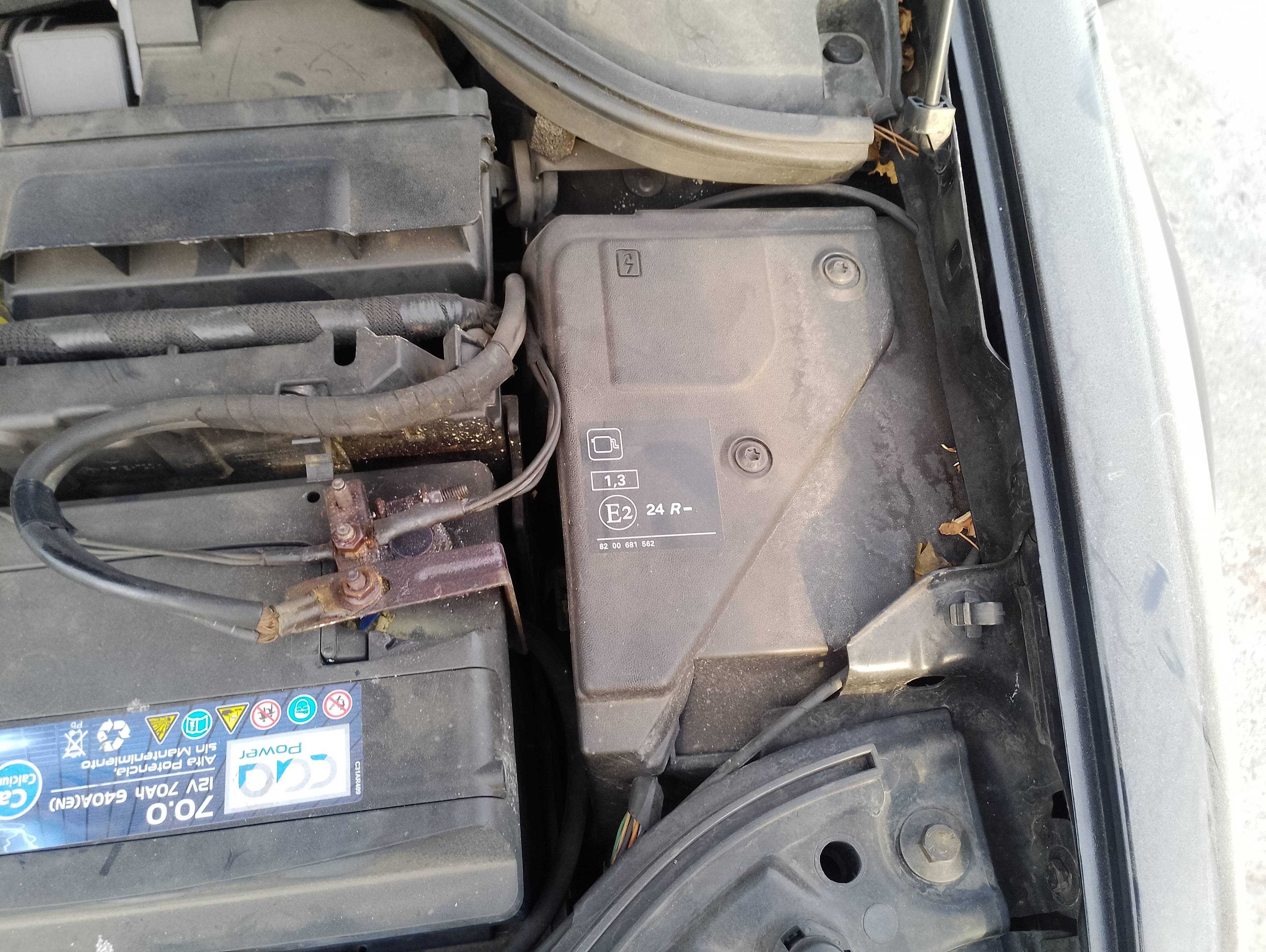 Recambio de caja reles / fusibles para renault megane ii berlina 3p confort dynamique referencia OEM IAM   