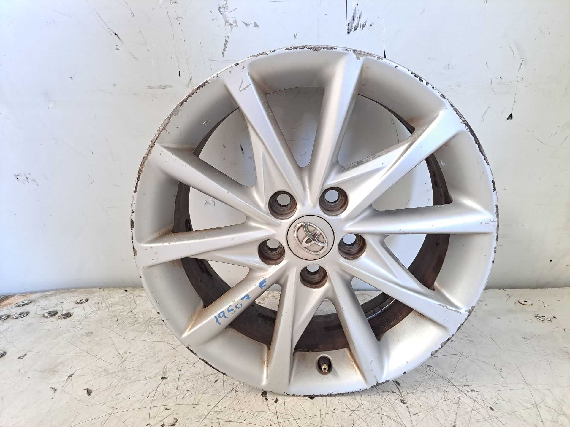 Recambio de llanta para toyota prius+ basis referencia OEM IAM R17  