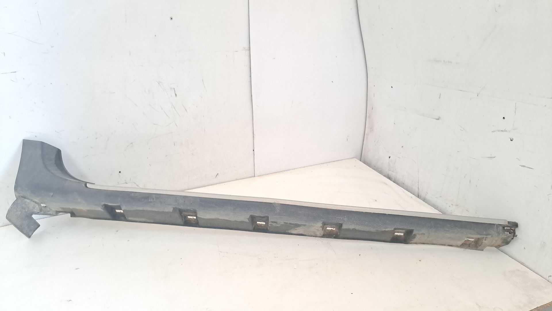 Recambio de faldon lateral para dacia duster ambiance 4x2 referencia OEM IAM 764264932r  