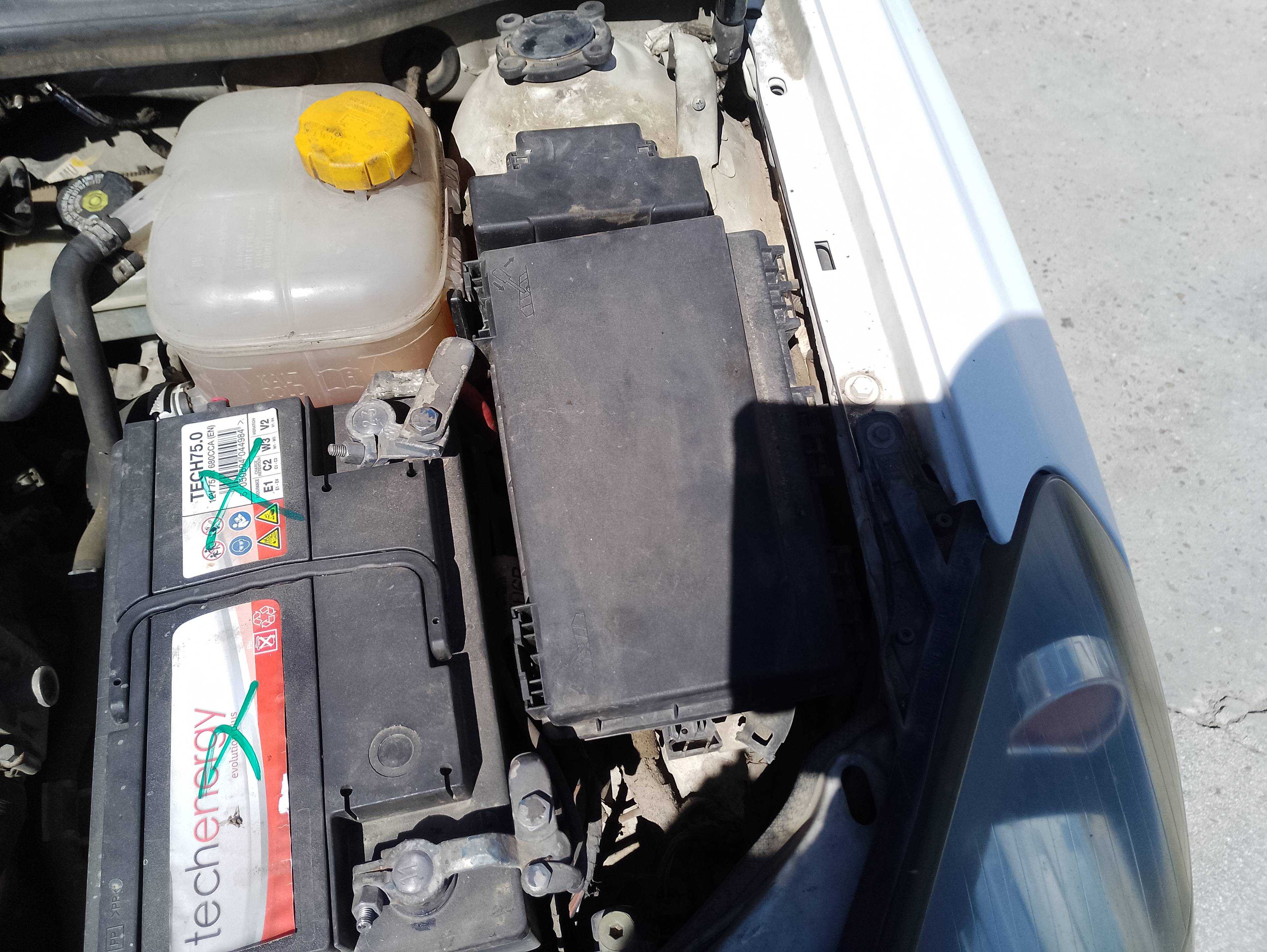 Recambio de caja reles / fusibles para opel astra h berlina cosmo referencia OEM IAM   