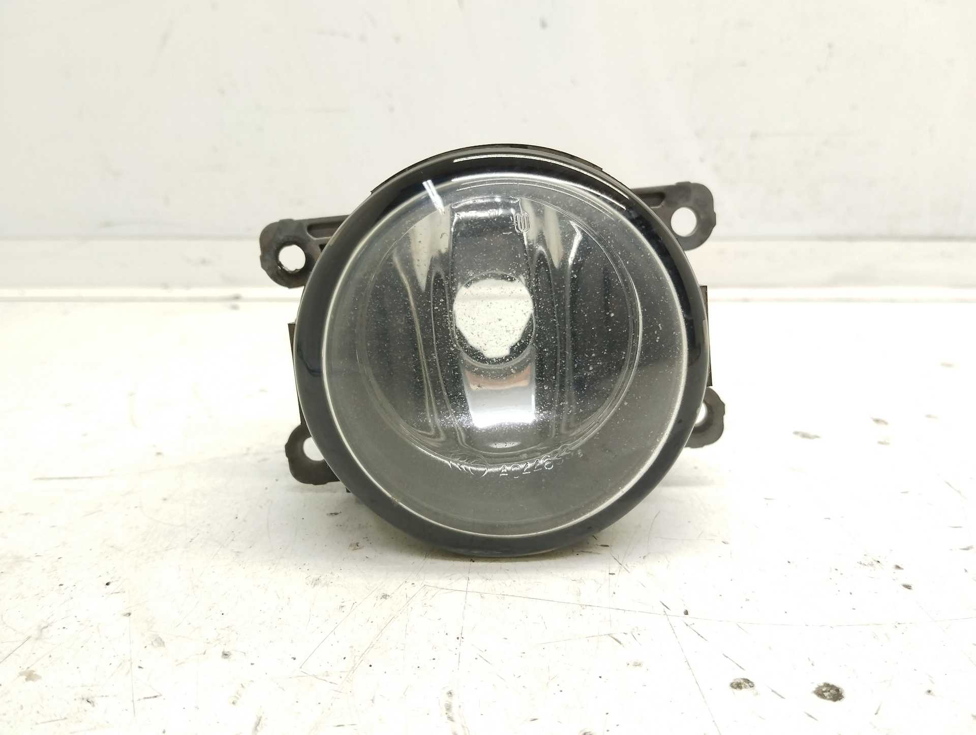 Recambio de faro antiniebla derecho para ford focus turnier (cb4) trend referencia OEM IAM 89210094 VALEO 