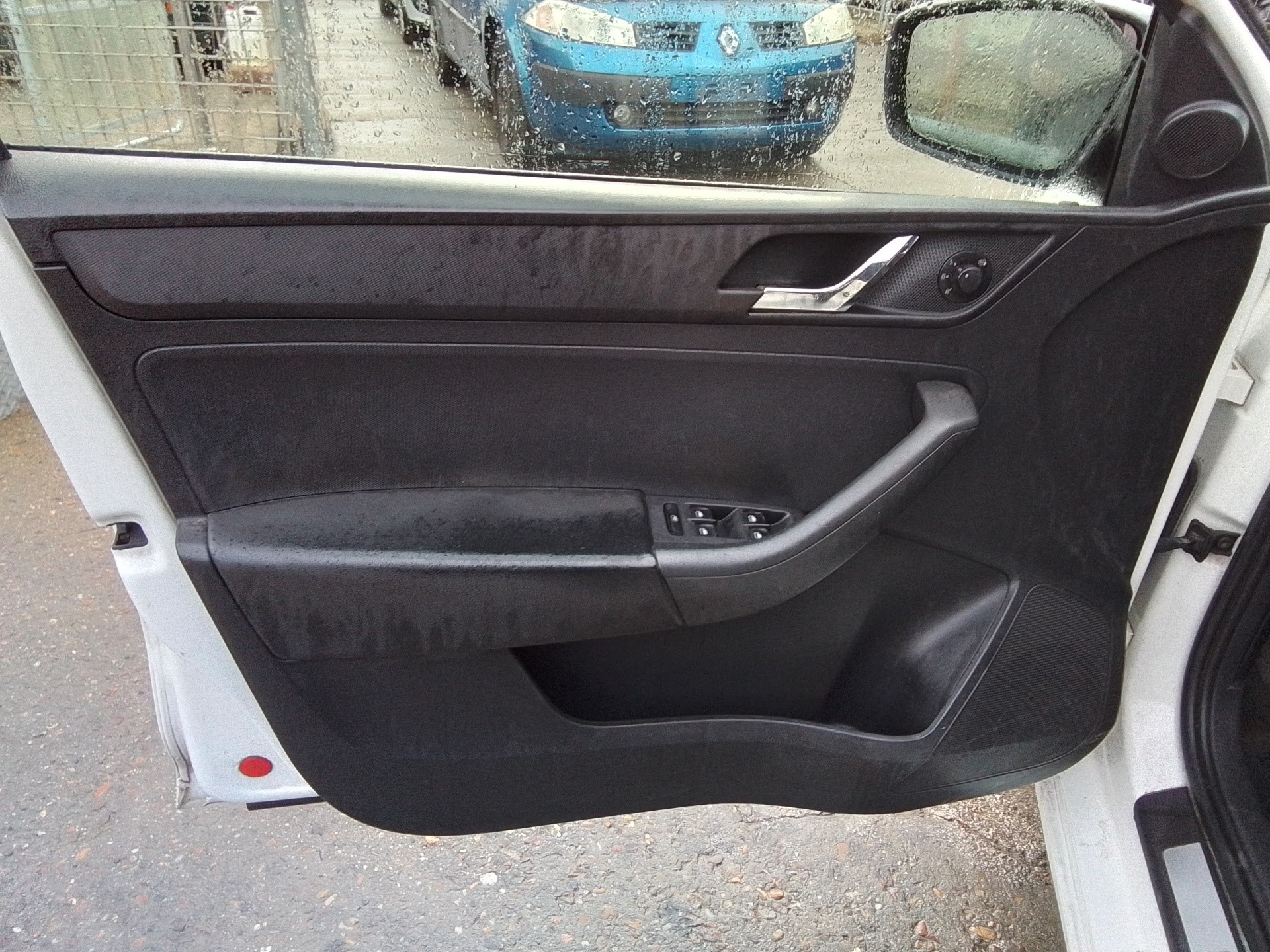Recambio de guarnecido puerta delantera izquierda para skoda rapid 1.6 tdi dpf referencia OEM IAM   
