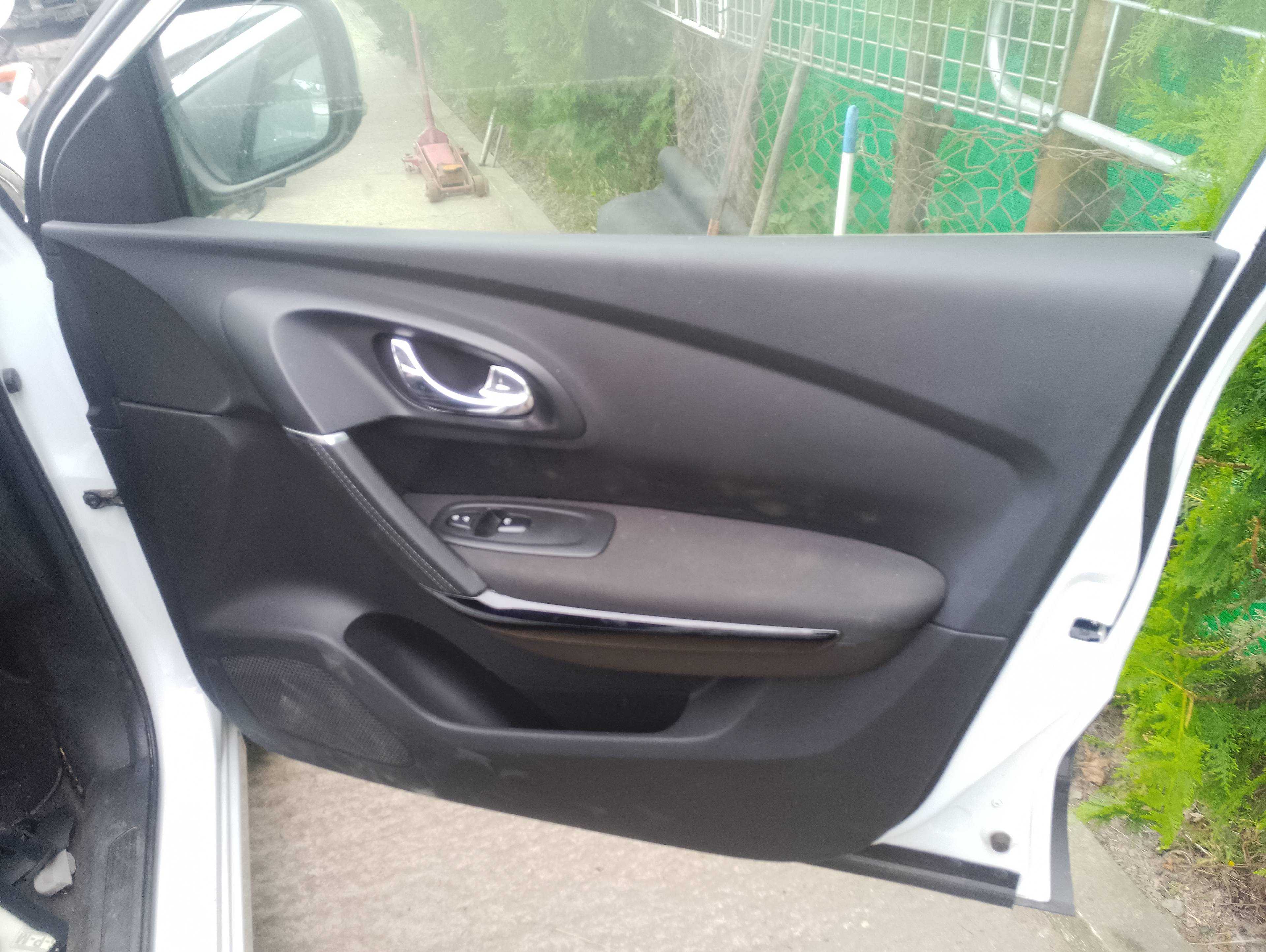 Recambio de guarnecido puerta delantera derecha para renault kadjar bose edition referencia OEM IAM   