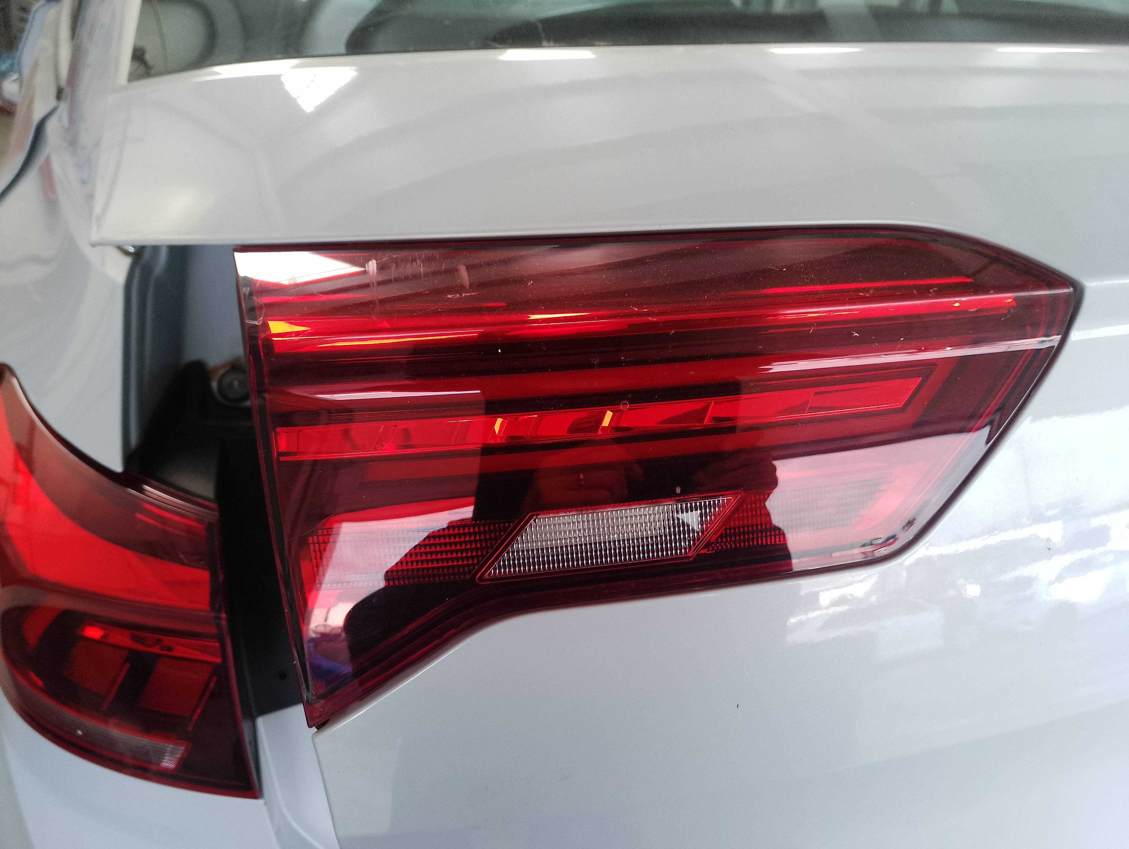 Recambio de piloto porton trasero izquierdo para volkswagen t-roc advance r-line referencia OEM IAM 2GA945093B RE2892000400 