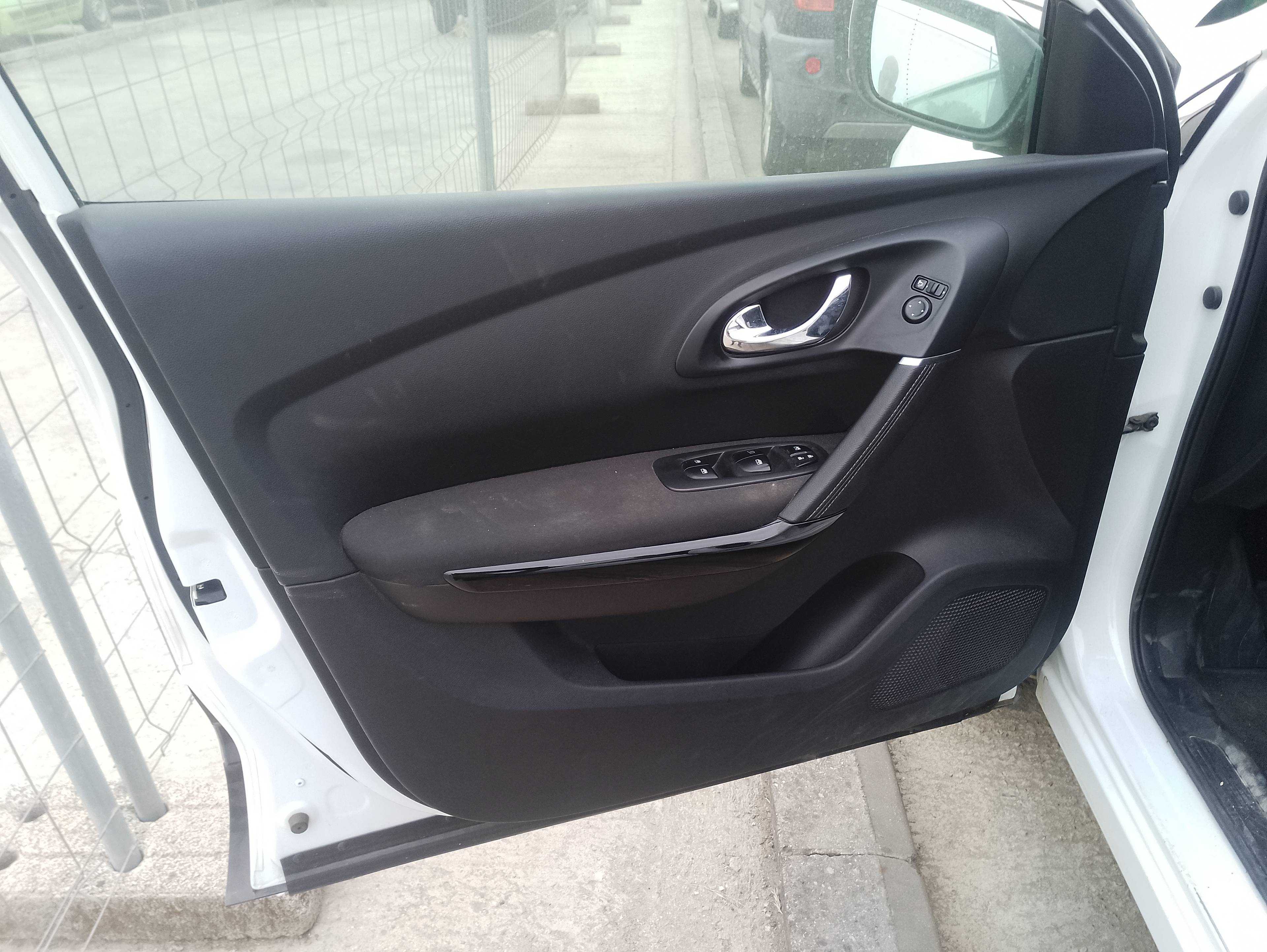 Recambio de guarnecido puerta delantera izquierda para renault kadjar bose edition referencia OEM IAM   