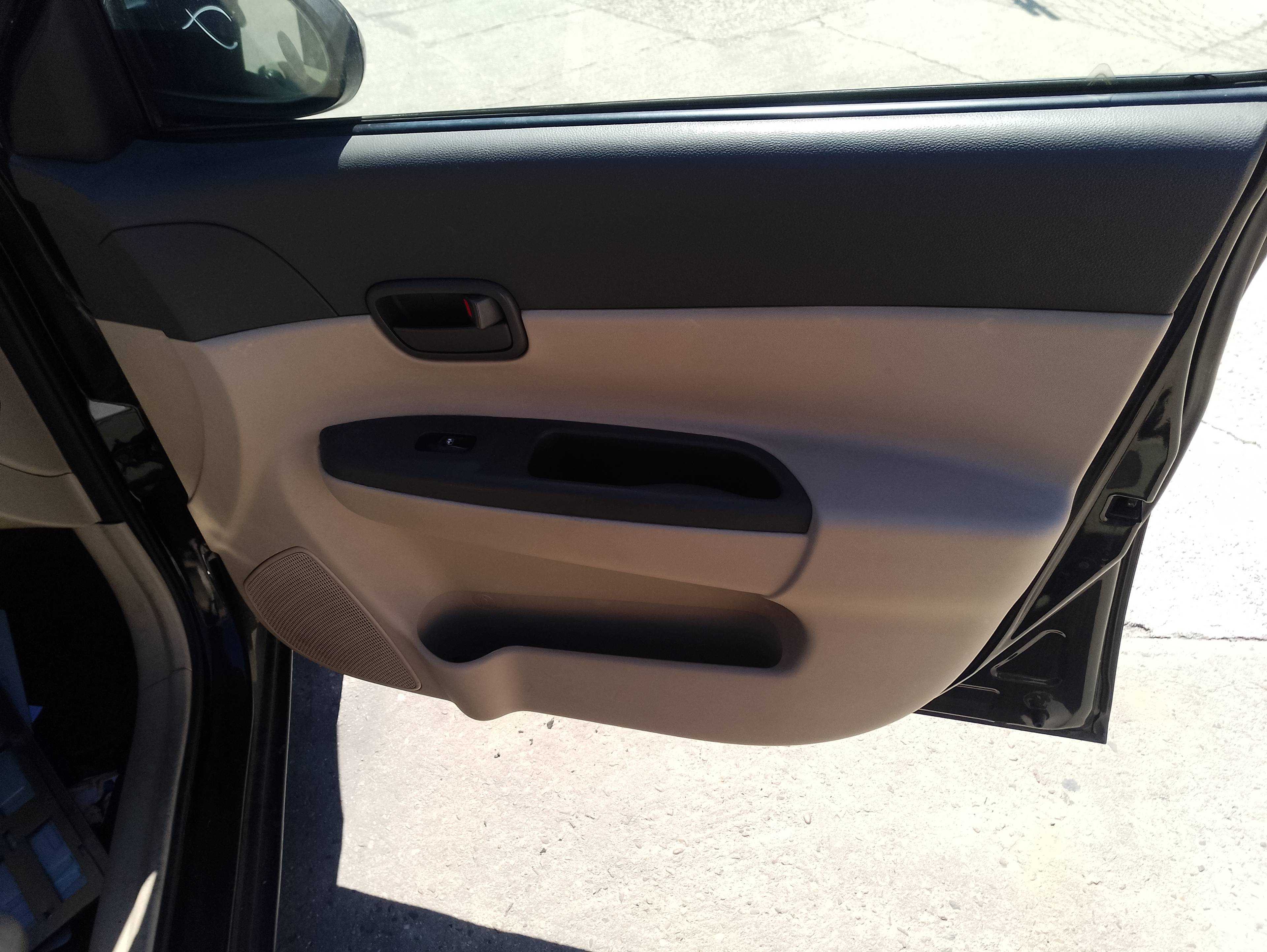 Recambio de guarnecido puerta delantera derecha para hyundai accent (mc) gl referencia OEM IAM   