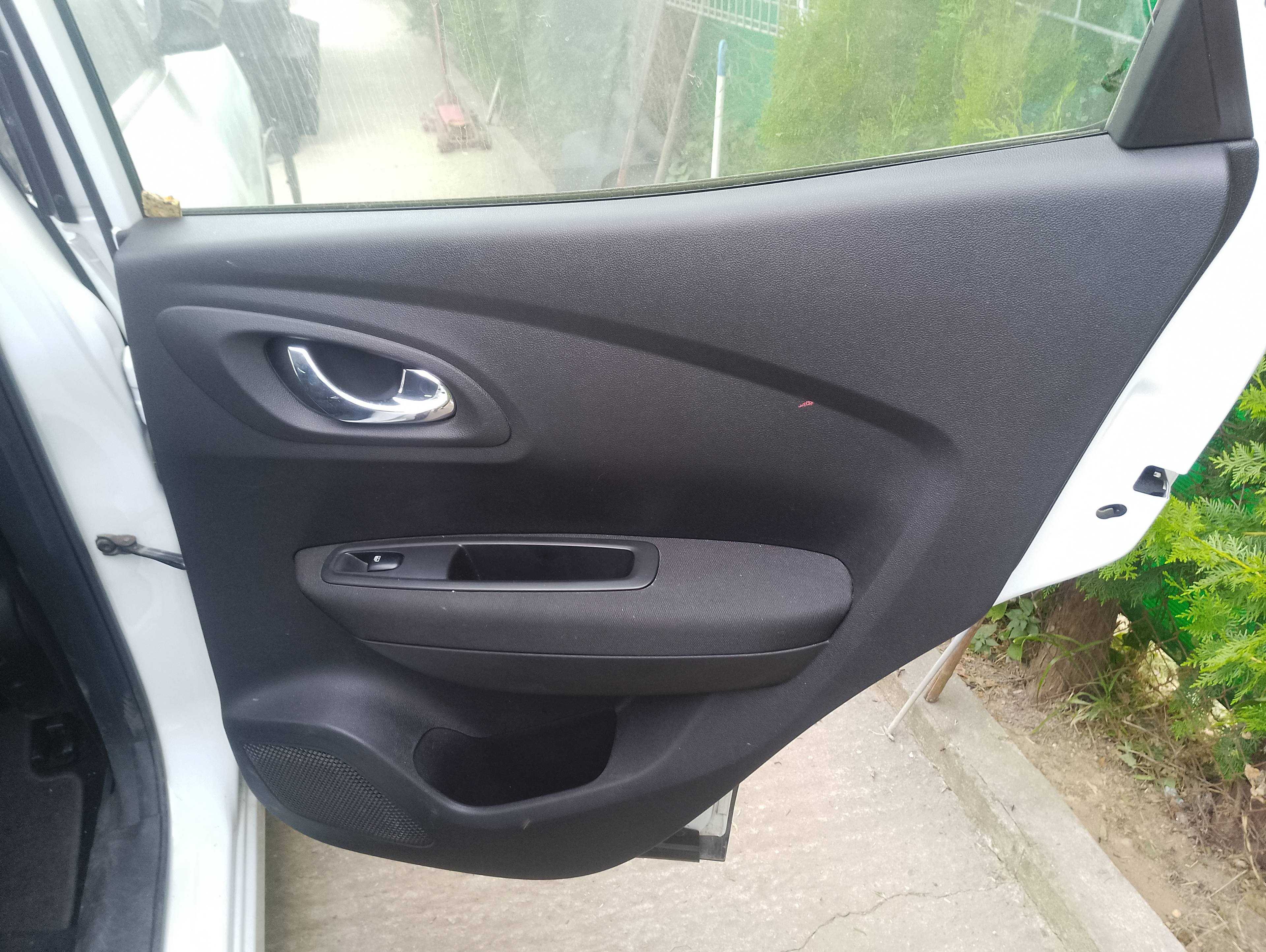 Recambio de guarnecido puerta trasera derecha para renault kadjar bose edition referencia OEM IAM   