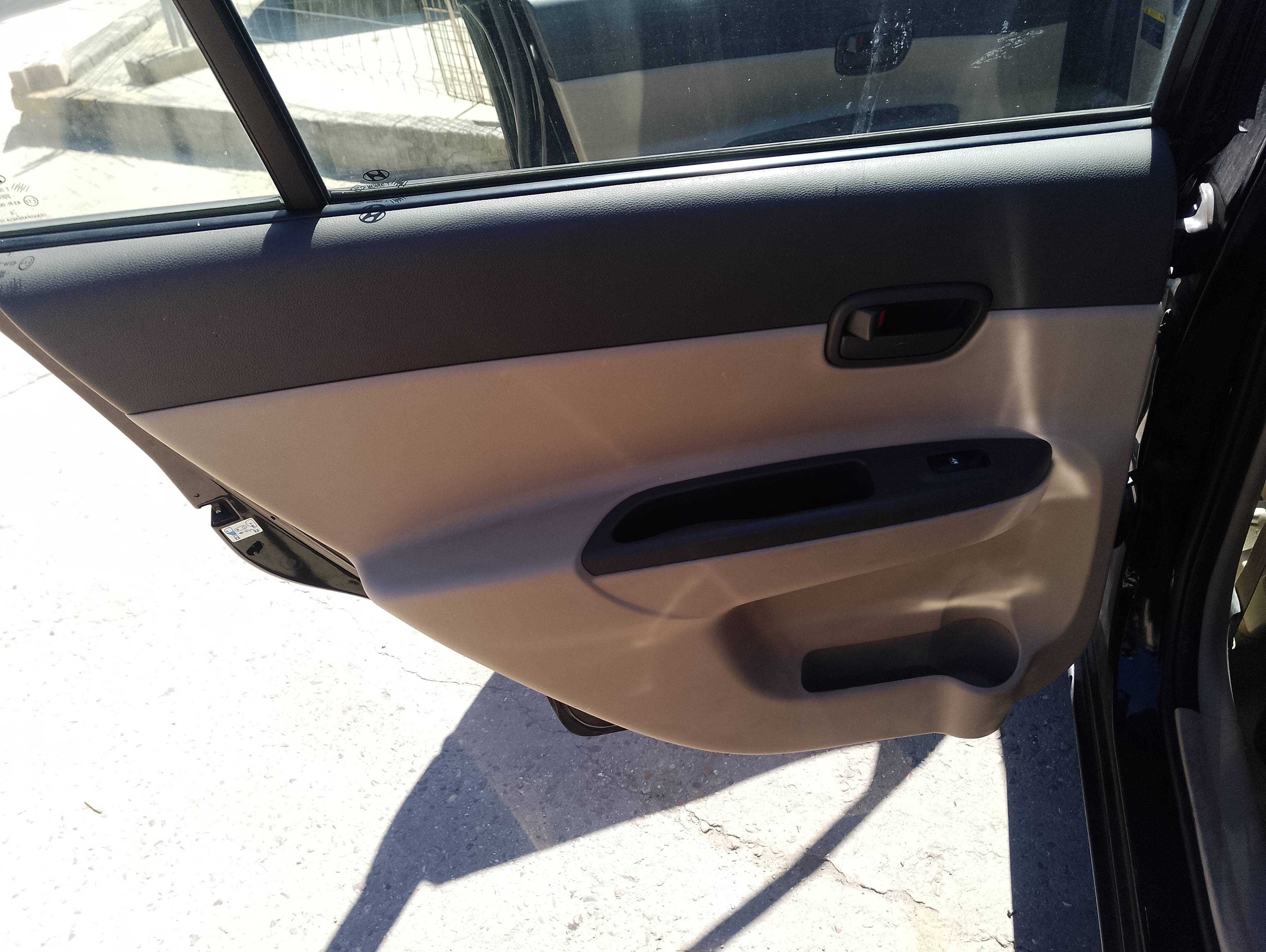 Recambio de guarnecido puerta trasera izquierda para hyundai accent (mc) gl referencia OEM IAM   