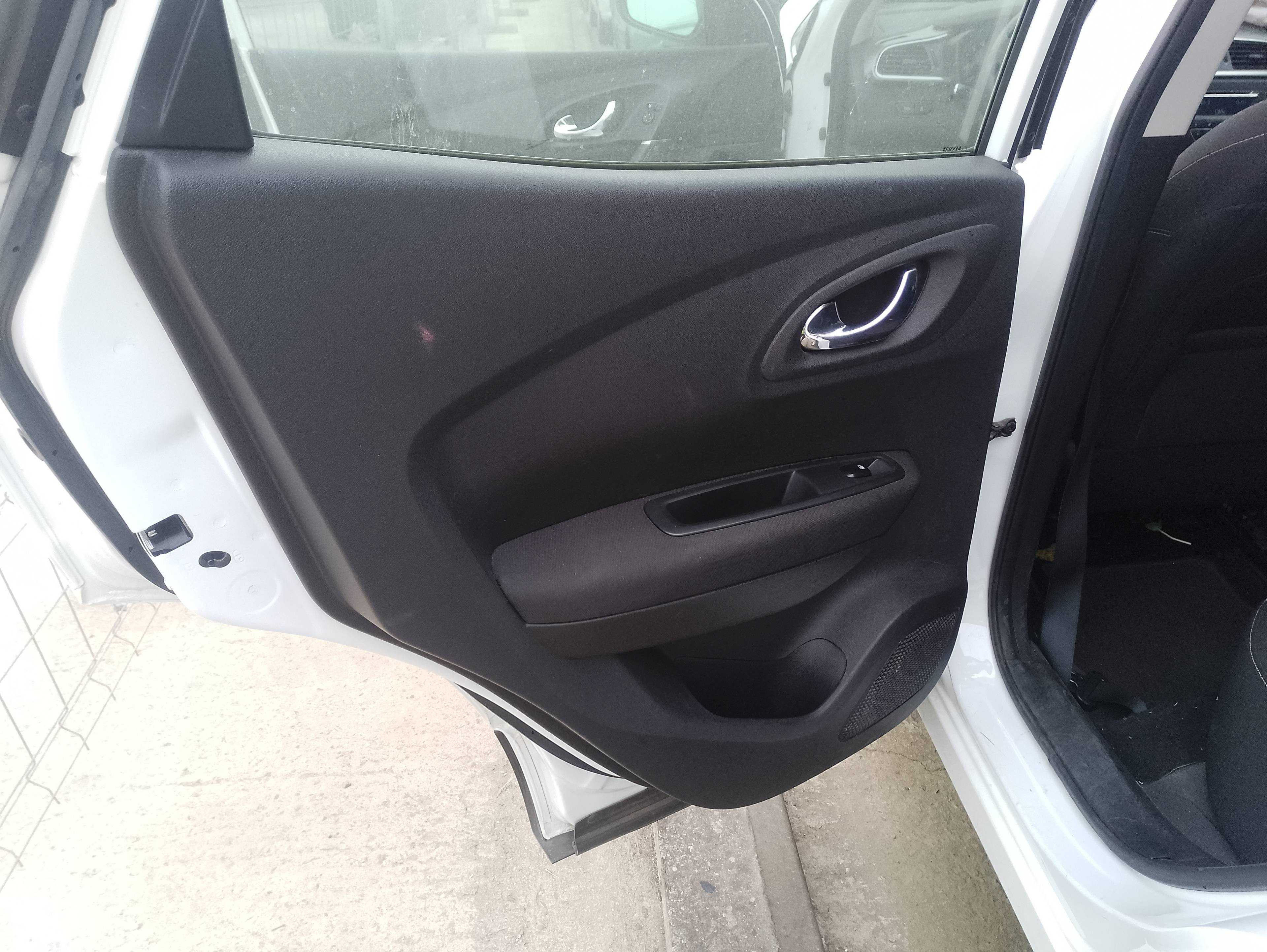Recambio de guarnecido puerta trasera izquierda para renault kadjar bose edition referencia OEM IAM   
