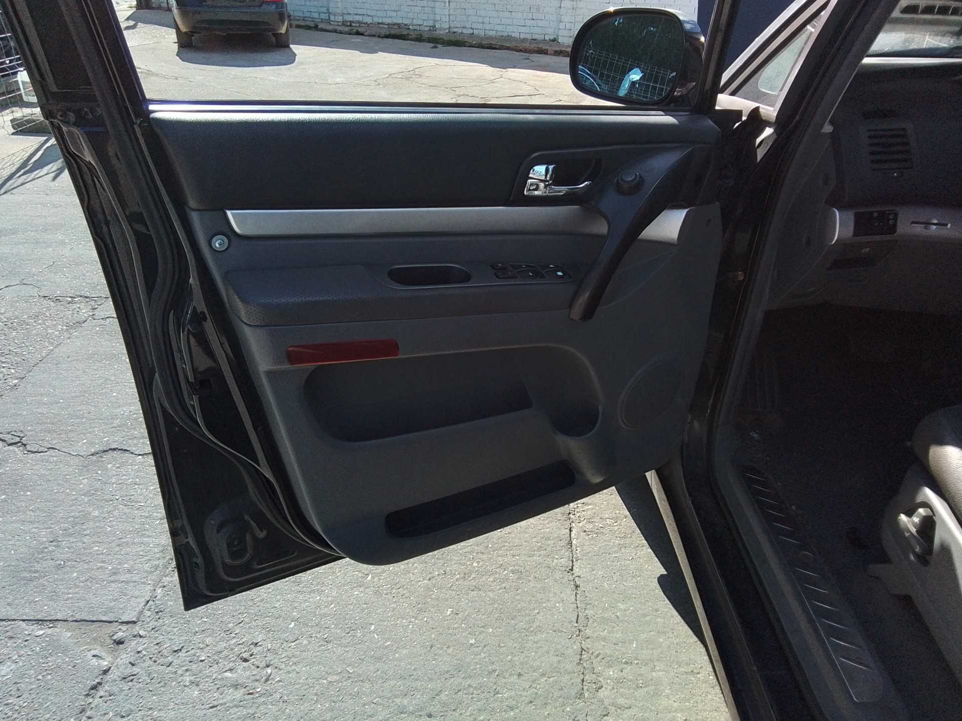 Recambio de guarnecido puerta delantera izquierda para ssangyong rodius xdi referencia OEM IAM   