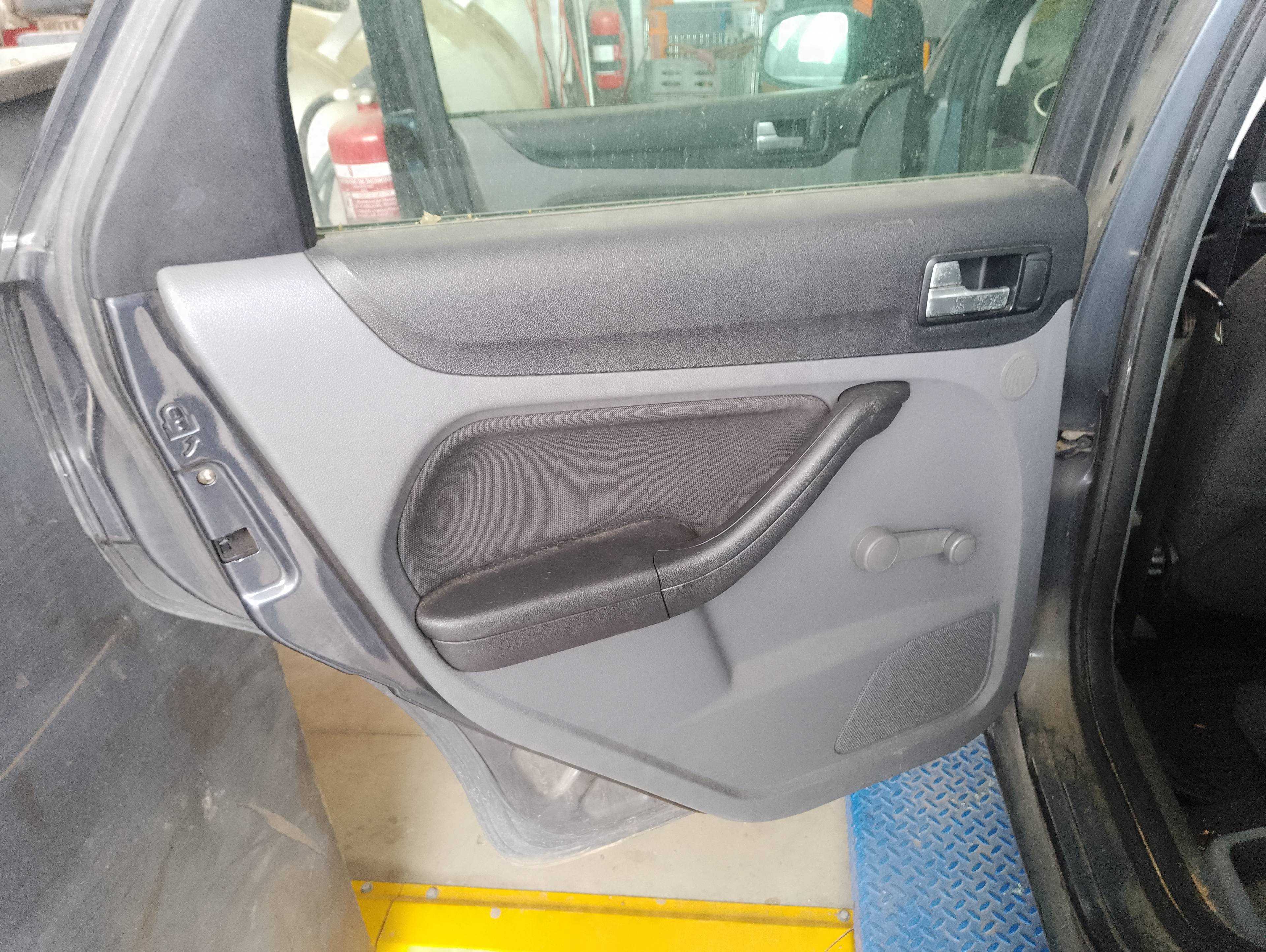 Recambio de guarnecido puerta trasera izquierda para ford focus berlina (cap) ambiente (d) referencia OEM IAM   
