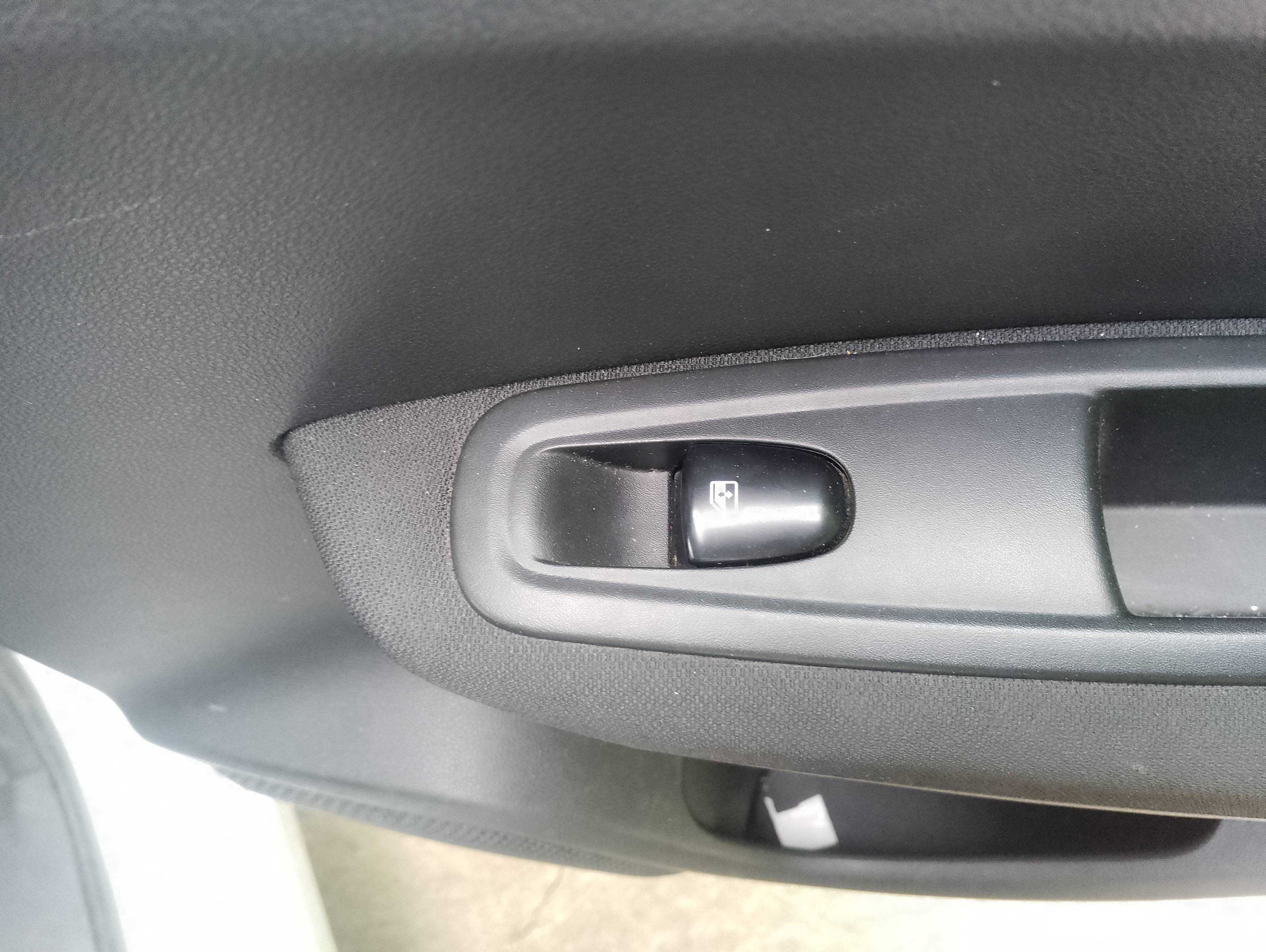 Recambio de mando elevalunas trasero derecho para renault kadjar bose edition referencia OEM IAM   
