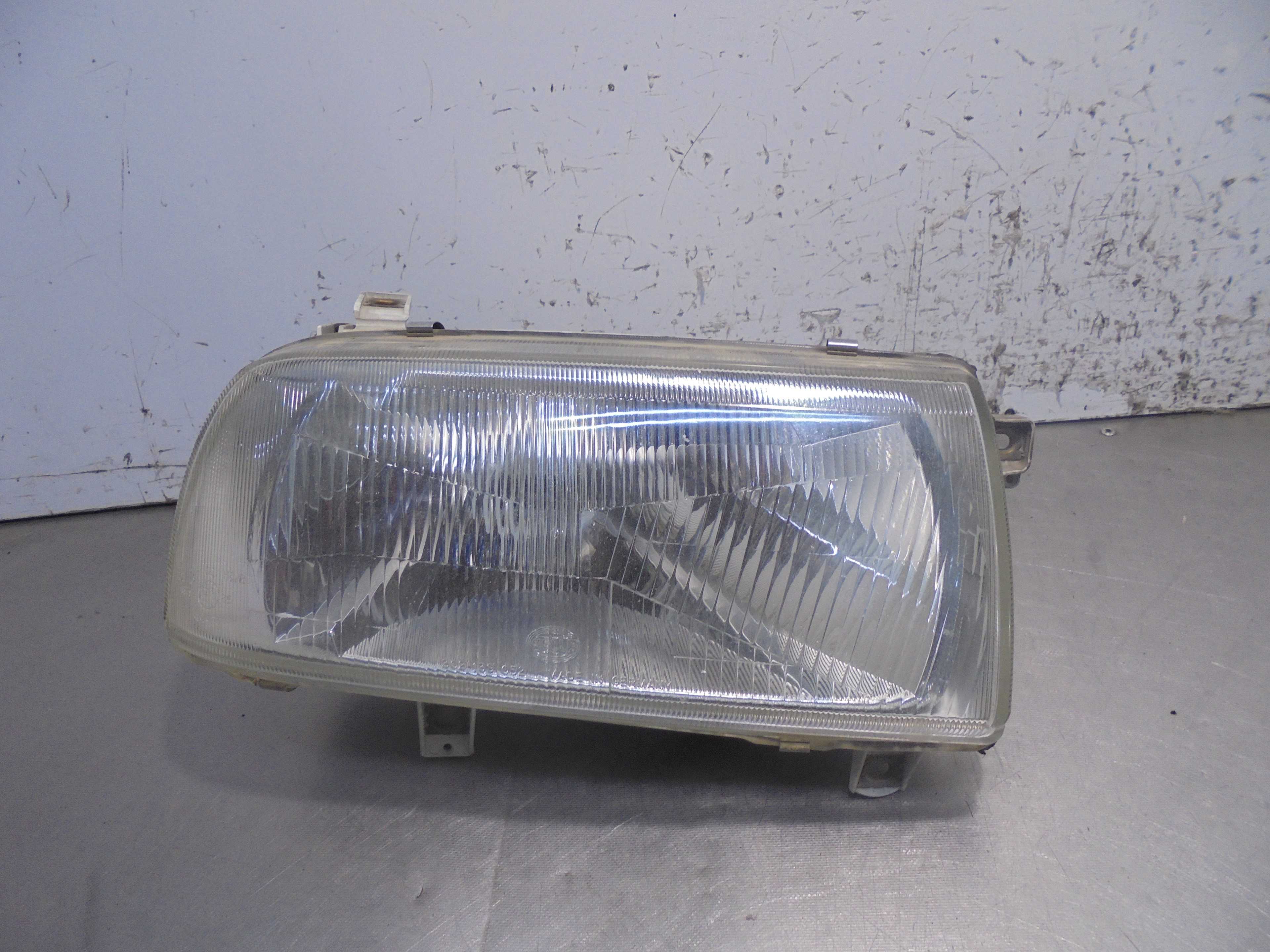 Recambio de faro derecho para volkswagen vento (1h2) cl referencia OEM IAM 13905400R HELLA 