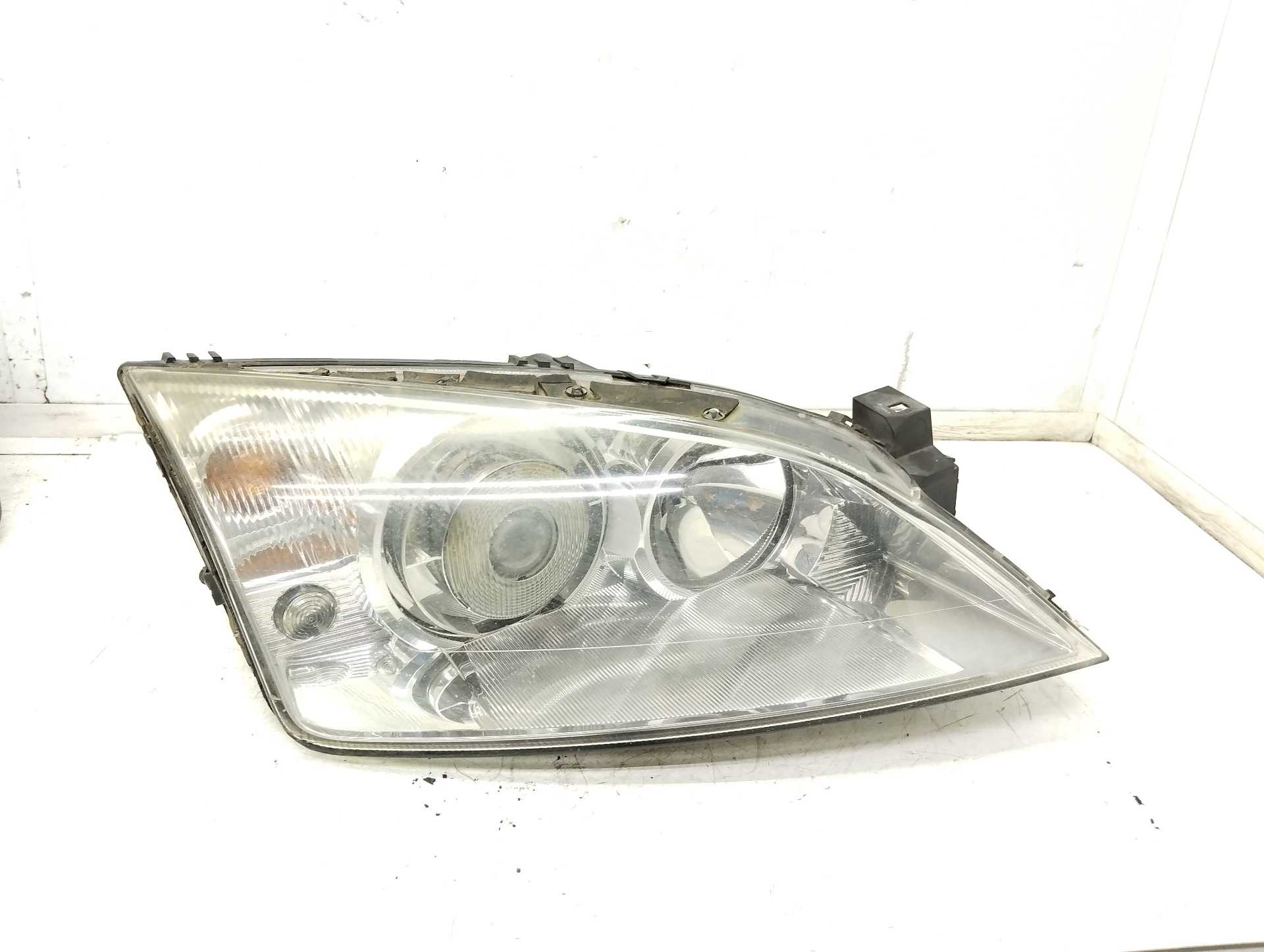 Recambio de faro derecho para ford mondeo berlina (ge) ambiente referencia OEM IAM 1305235545  