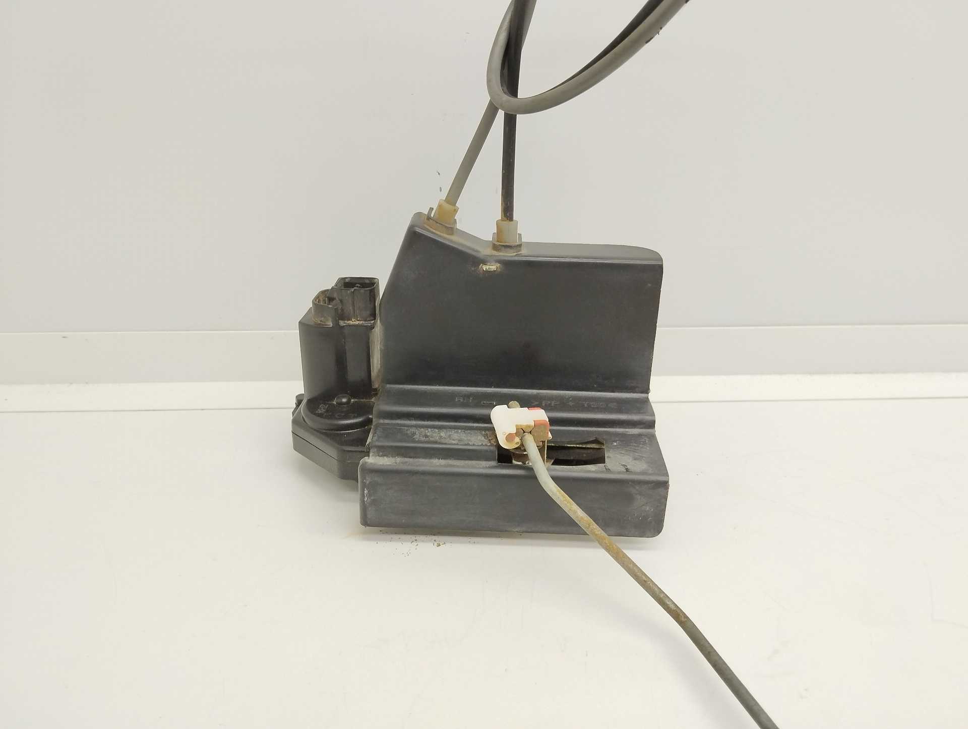 Recambio de cerradura puerta trasera derecha para ssangyong rodius xdi referencia OEM IAM   