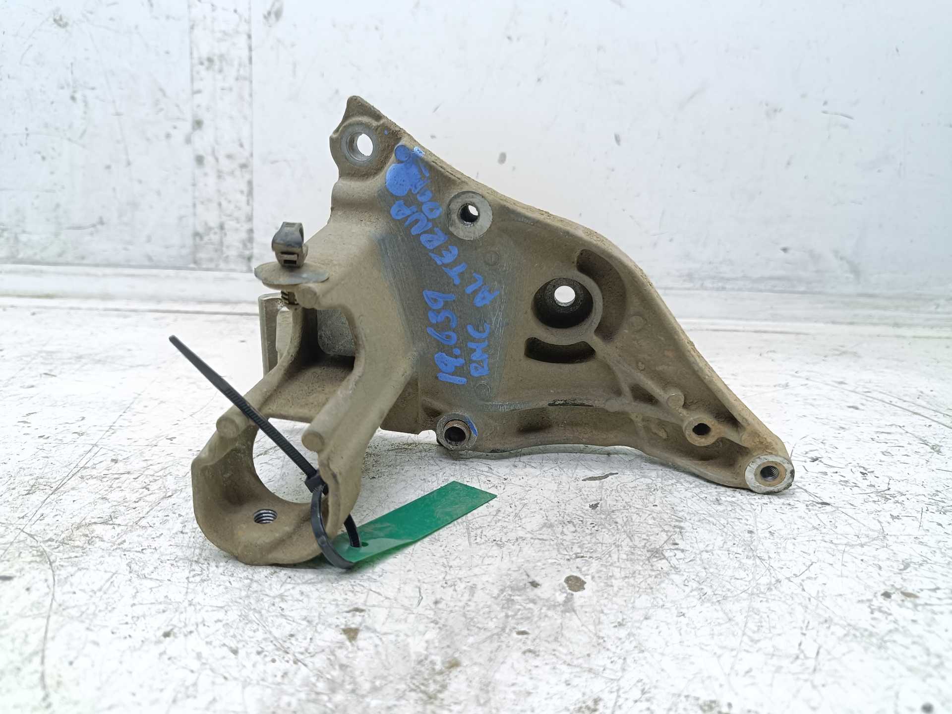 Recambio de soporte alternador para opel vivaro furgón l express referencia OEM IAM 9808696880  