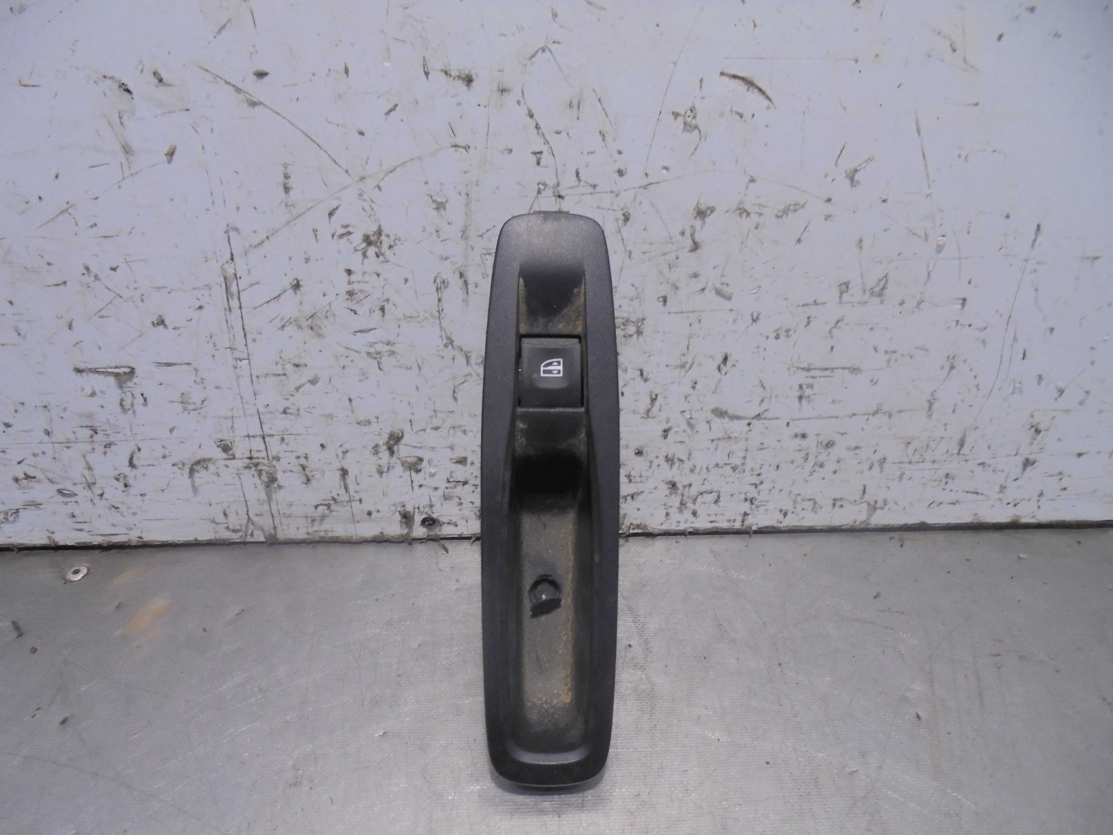 Recambio de mando elevalunas trasero izquierdo para renault megane iv berlina 5p bose-edition referencia OEM IAM   