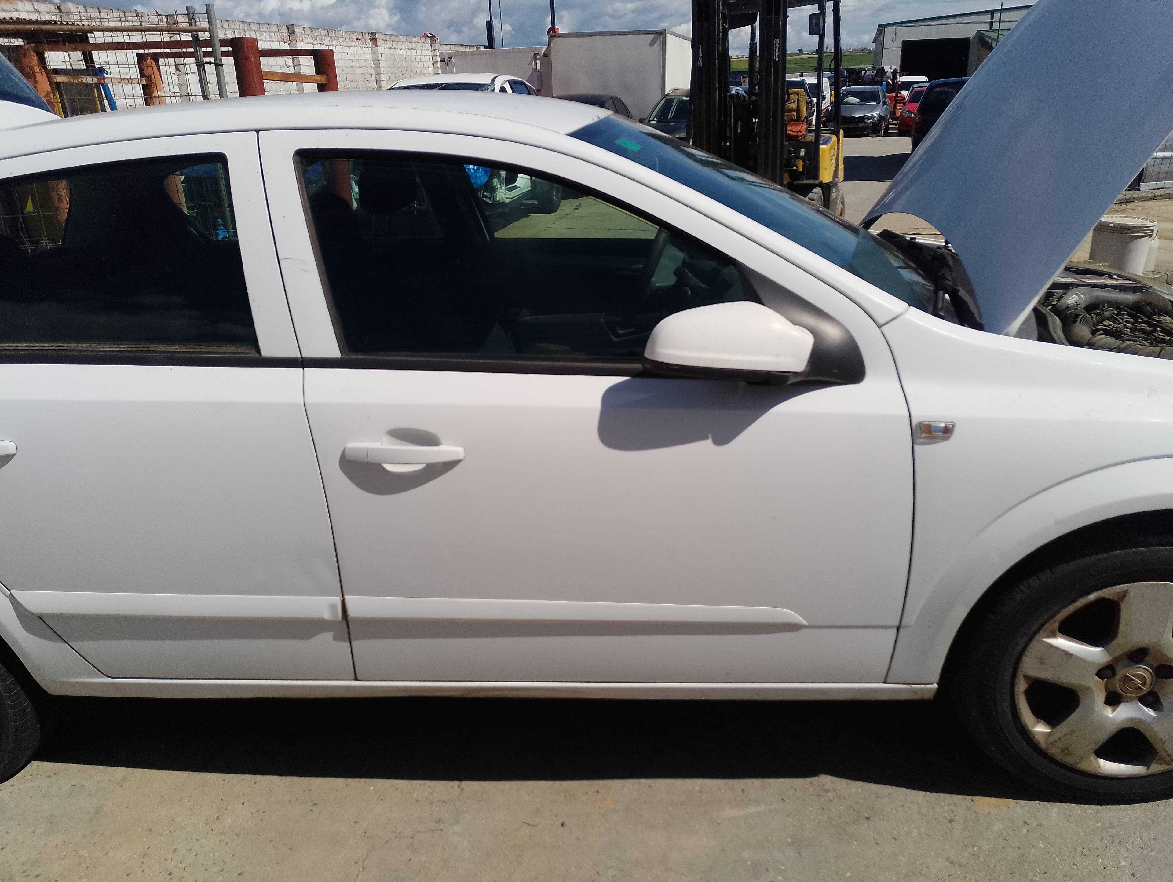 Recambio de puerta delantera derecha para opel astra h berlina cosmo referencia OEM IAM   