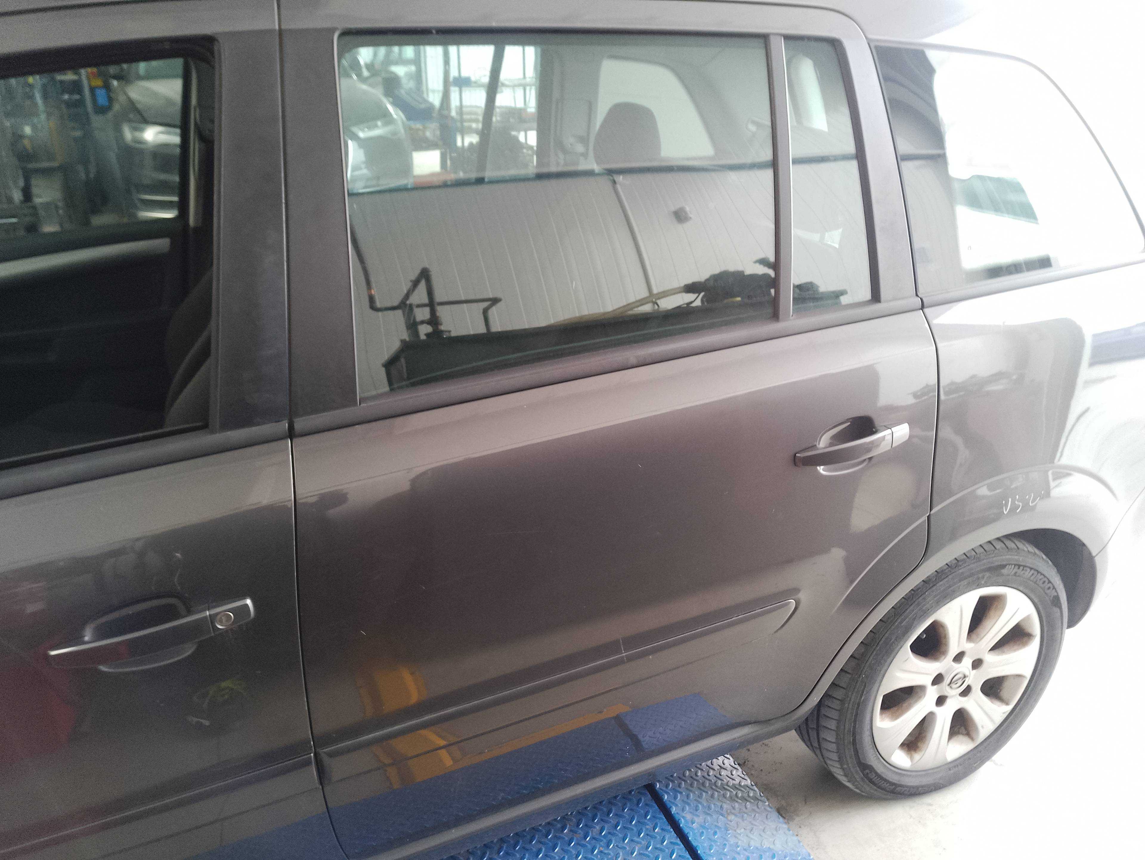 Recambio de puerta trasera izquierda para opel zafira b enjoy plus referencia OEM IAM   