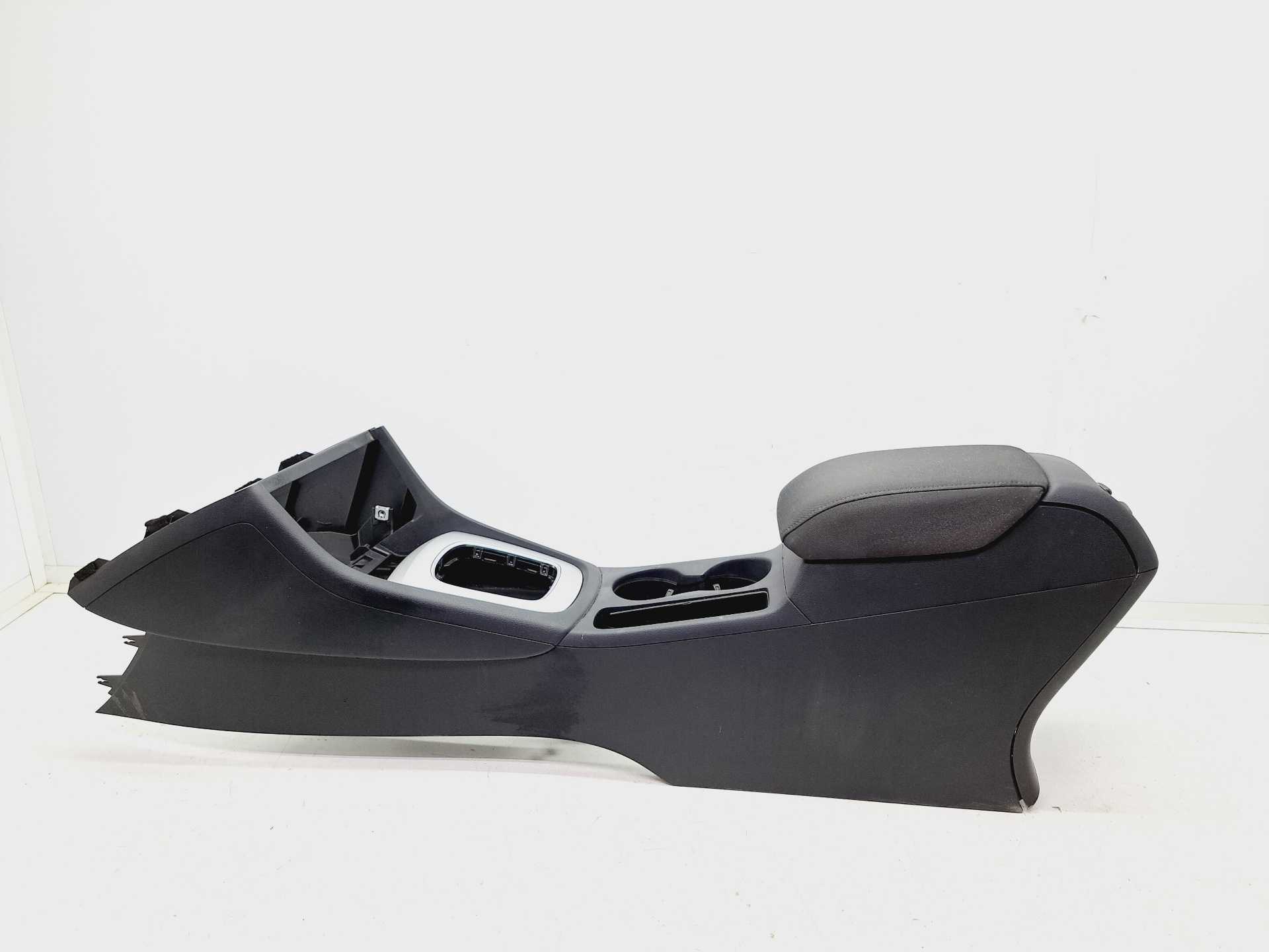 Recambio de apoyabrazos central para audi q3 (8ug) attraction referencia OEM IAM 8U086353  
