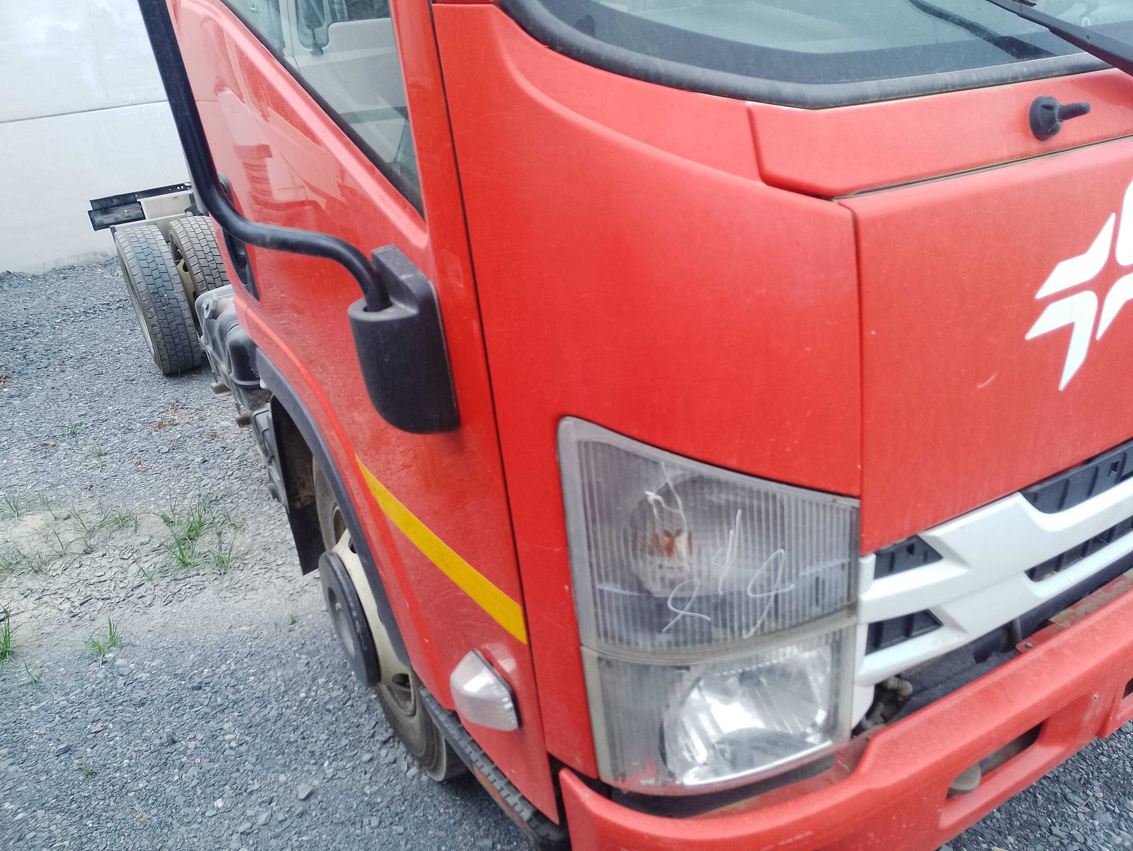 Recambio de aleta delantera derecha para isuzu p60 3.0 diesel referencia OEM IAM   