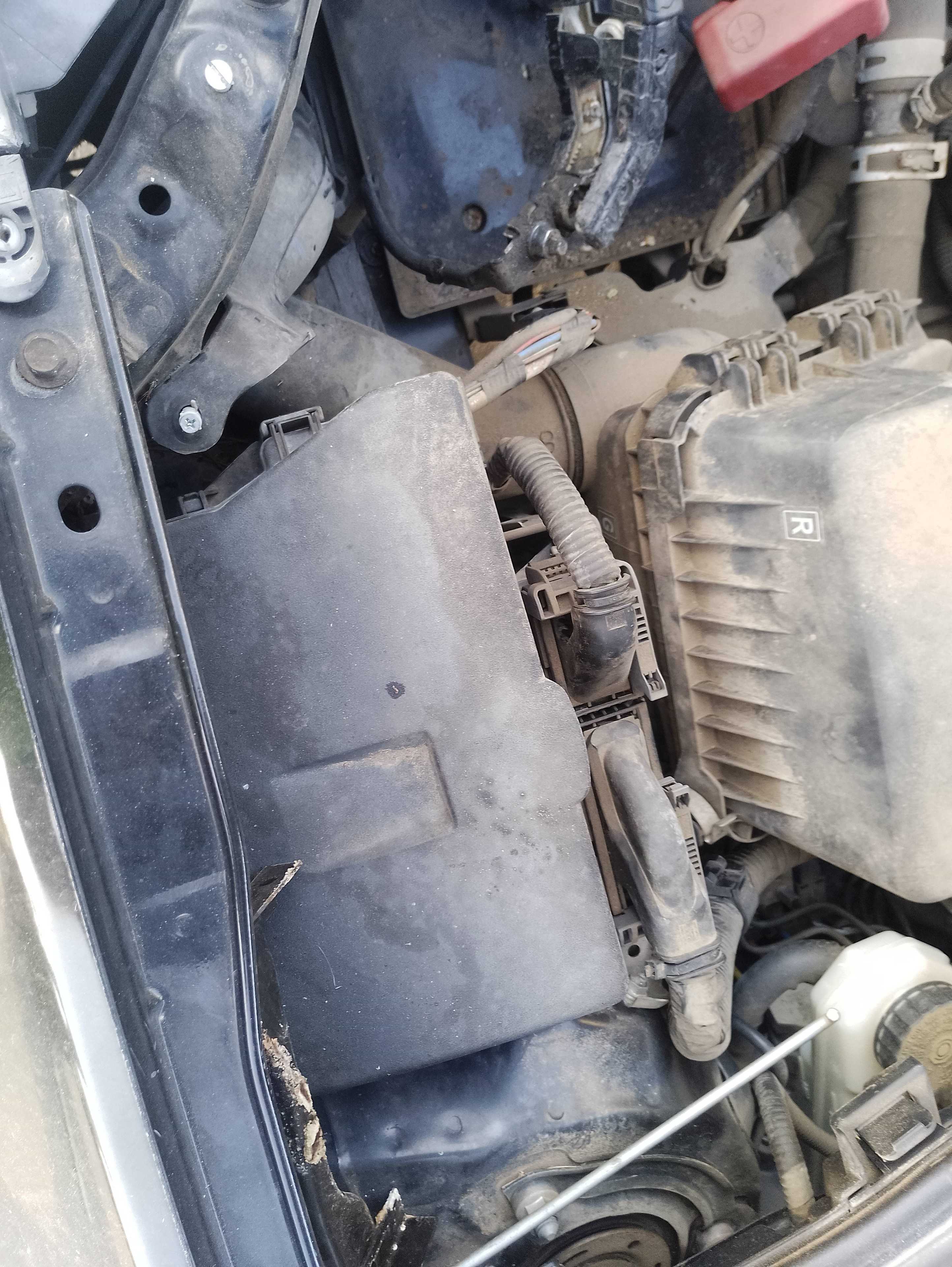 Recambio de caja reles / fusibles para toyota auris luna referencia OEM IAM   