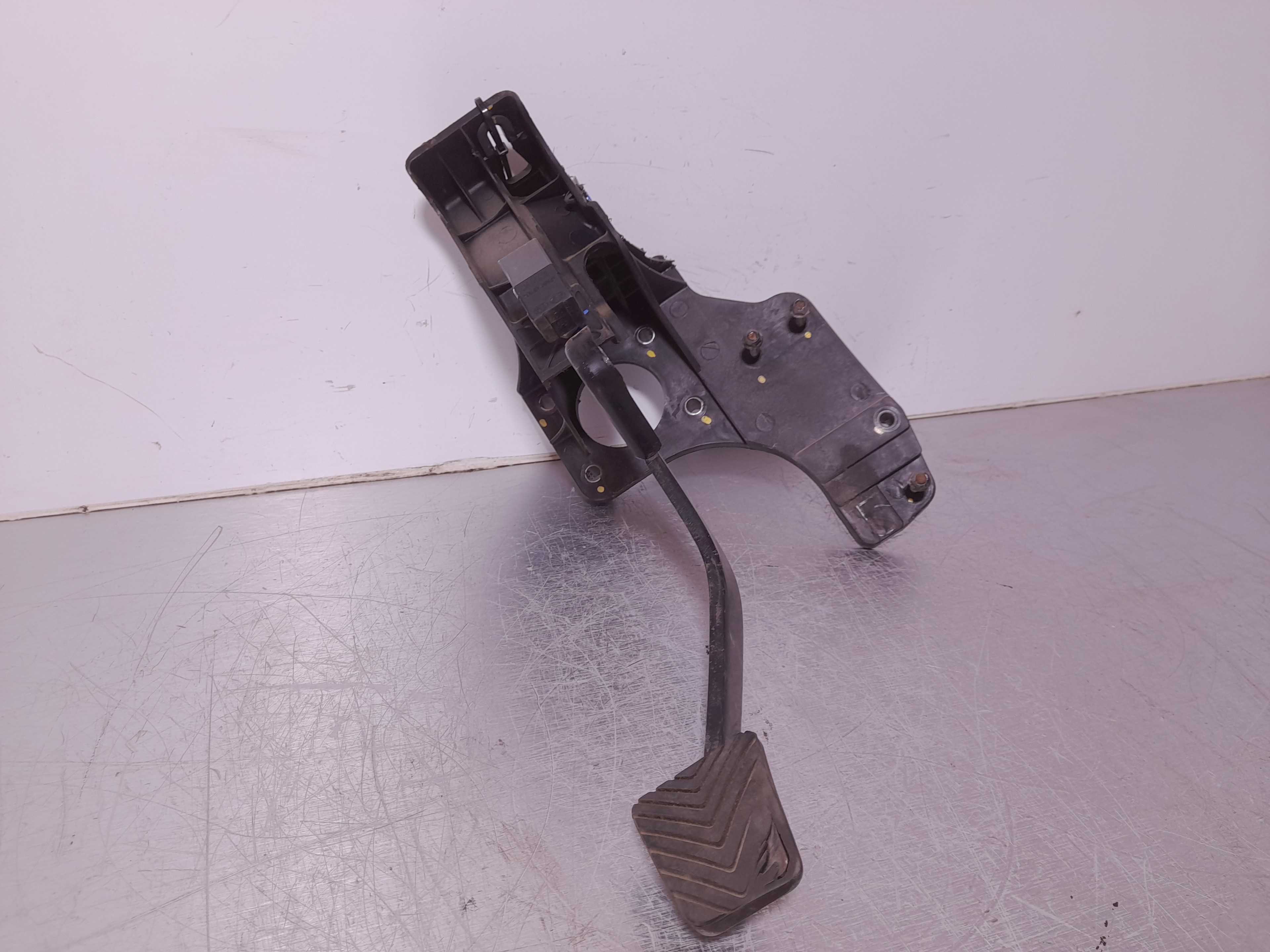 Recambio de pedal embrague para kia carnival 2.9 crdi vgt active referencia OEM IAM 328004DXXX  