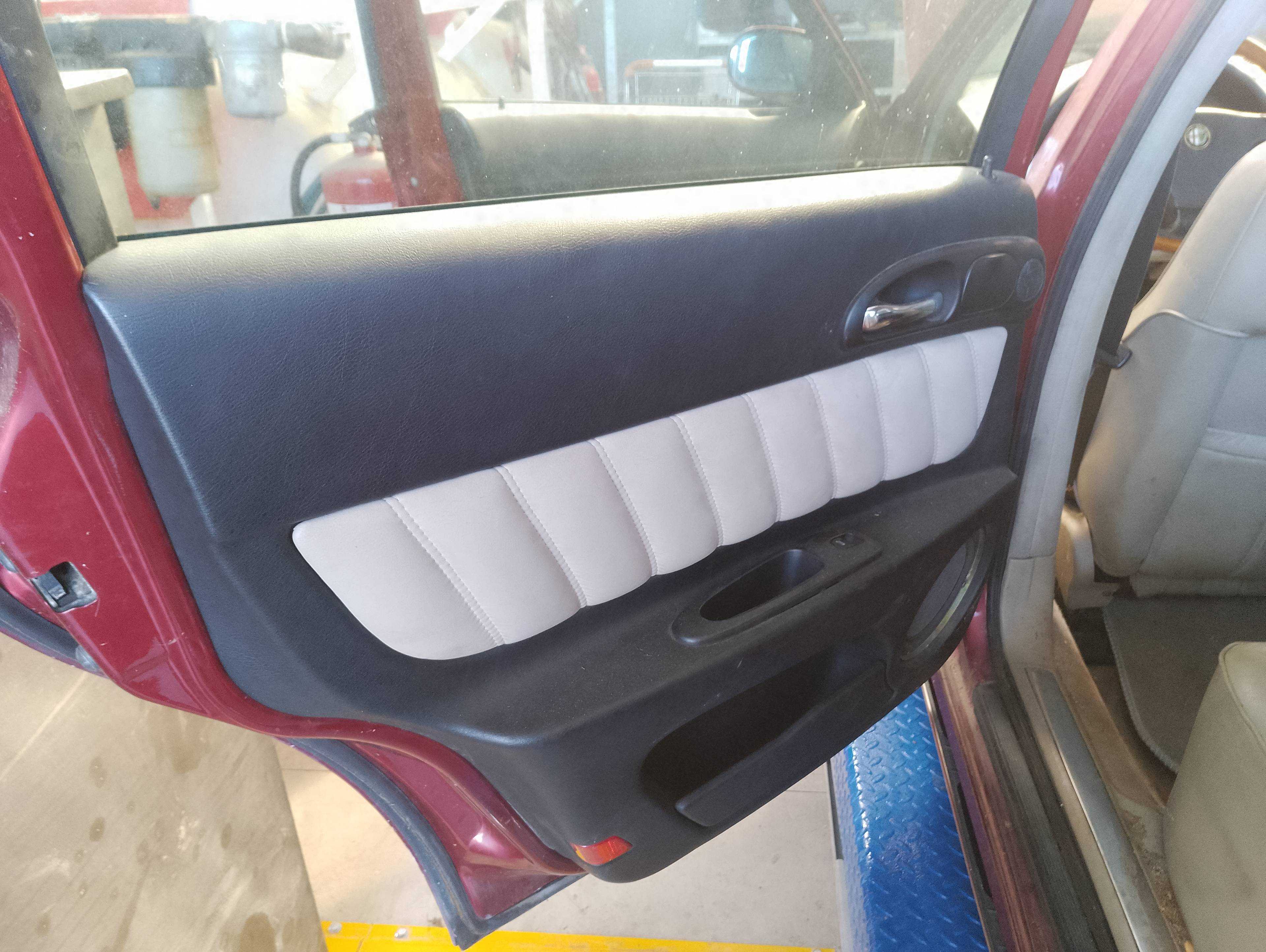 Recambio de guarnecido puerta trasera izquierda para alfa romeo 166 2.4 jtd referencia OEM IAM   