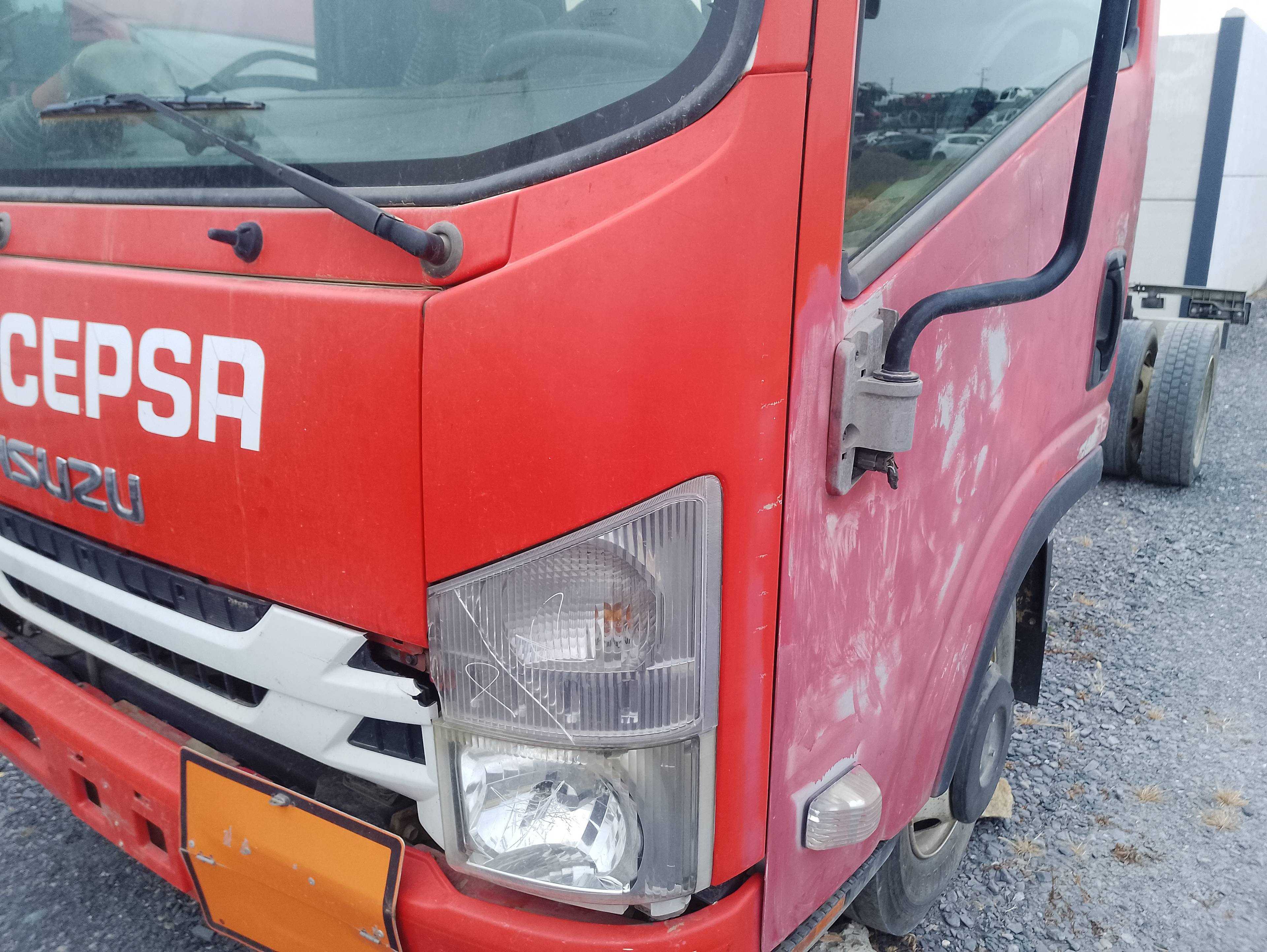Recambio de aleta delantera izquierda para isuzu p60 3.0 diesel referencia OEM IAM   
