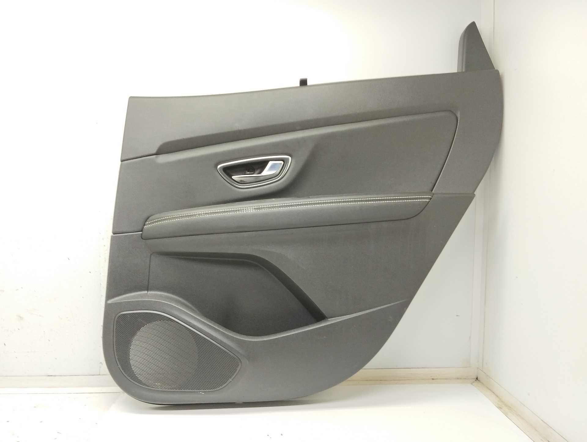 Recambio de guarnecido puerta trasera derecha para renault scenic iv black edition referencia OEM IAM 829A01382R  