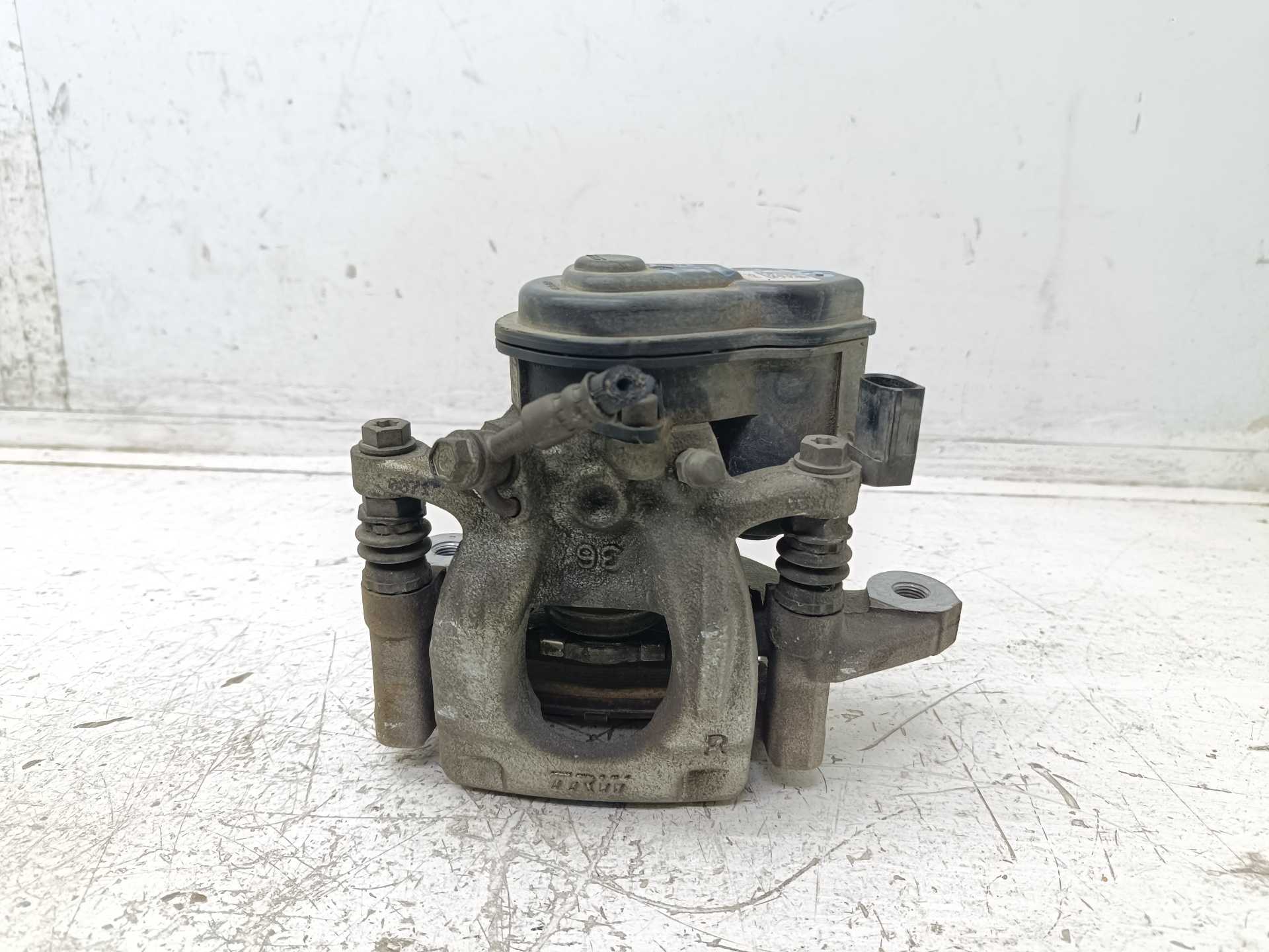 Recambio de pinza de freno trasera derecha para renault kadjar bose edition referencia OEM IAM 0903B  