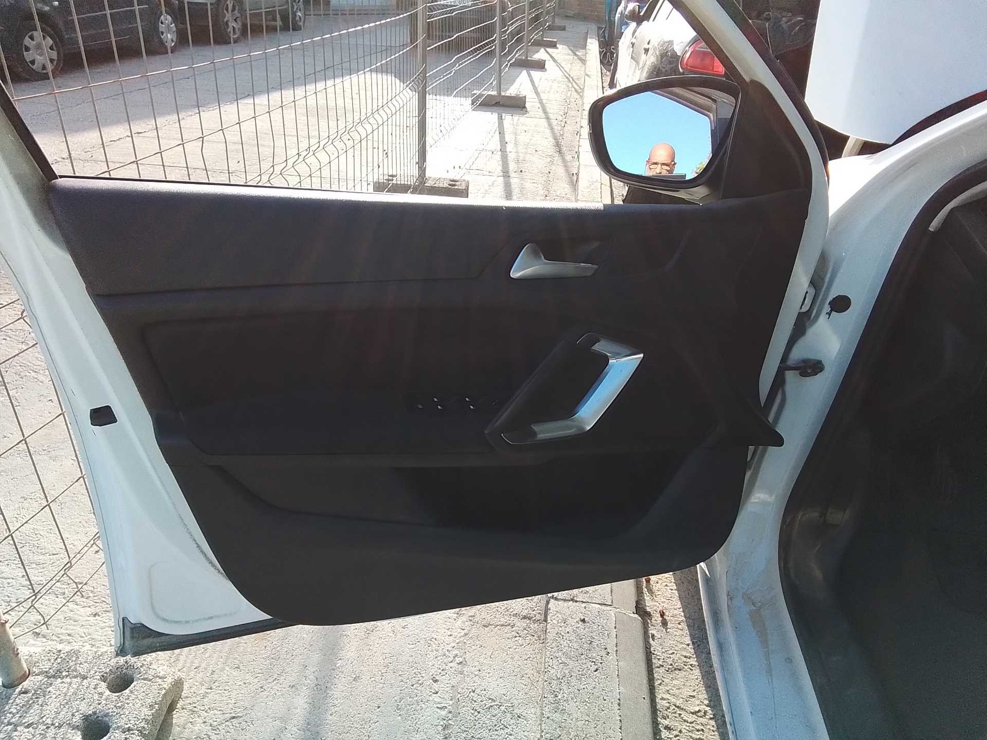 Recambio de guarnecido puerta delantera izquierda para peugeot 308 active referencia OEM IAM   