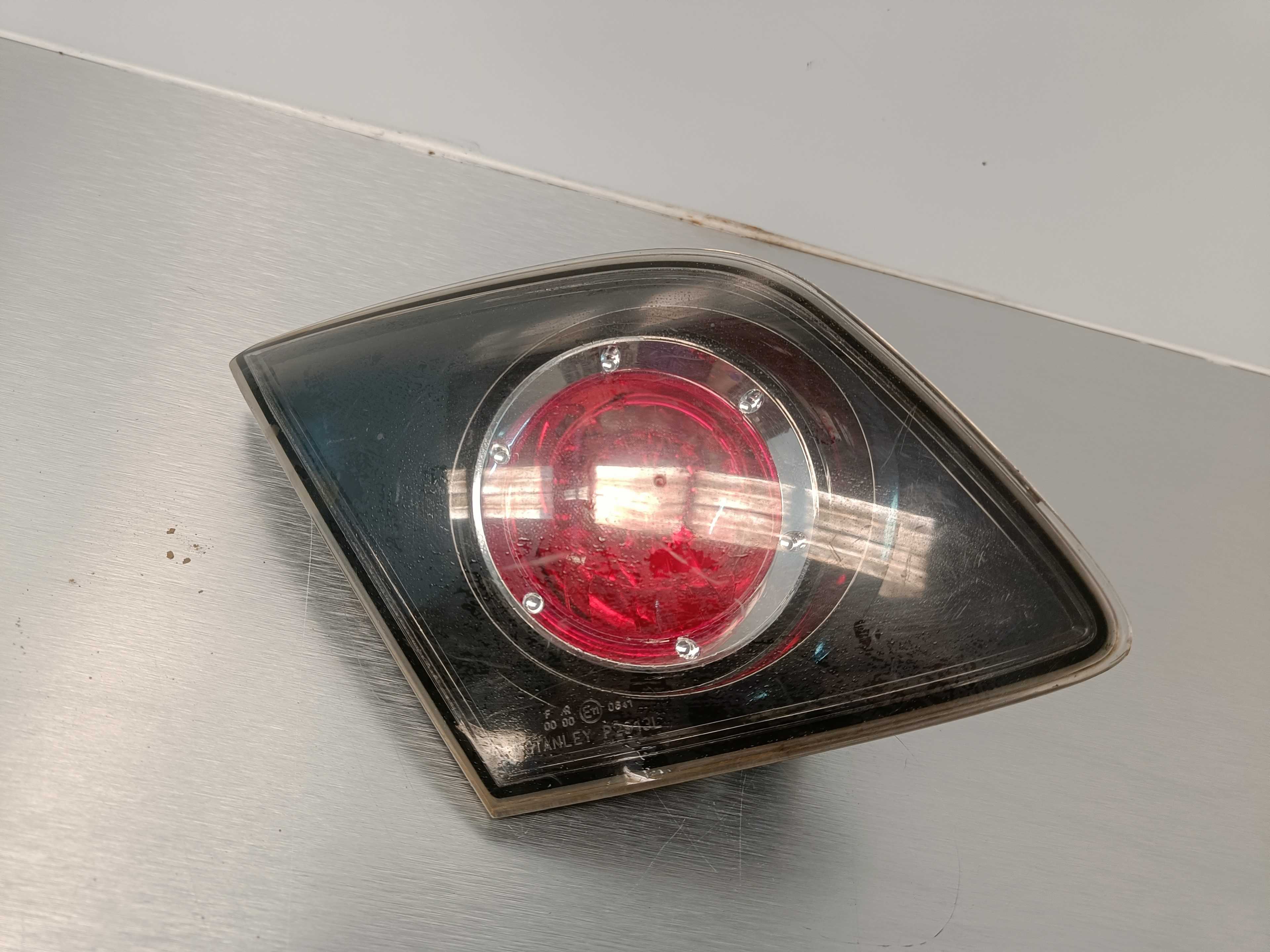 Recambio de piloto porton trasero izquierdo para mazda 3 berlina (bk) 2.0 crdt sportive referencia OEM IAM   