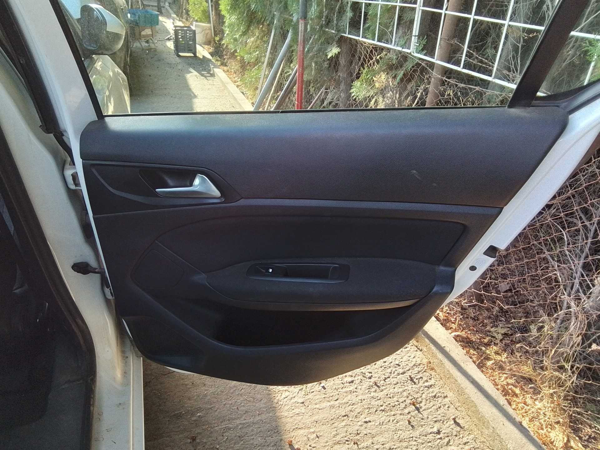 Recambio de guarnecido puerta trasera derecha para peugeot 308 active referencia OEM IAM   