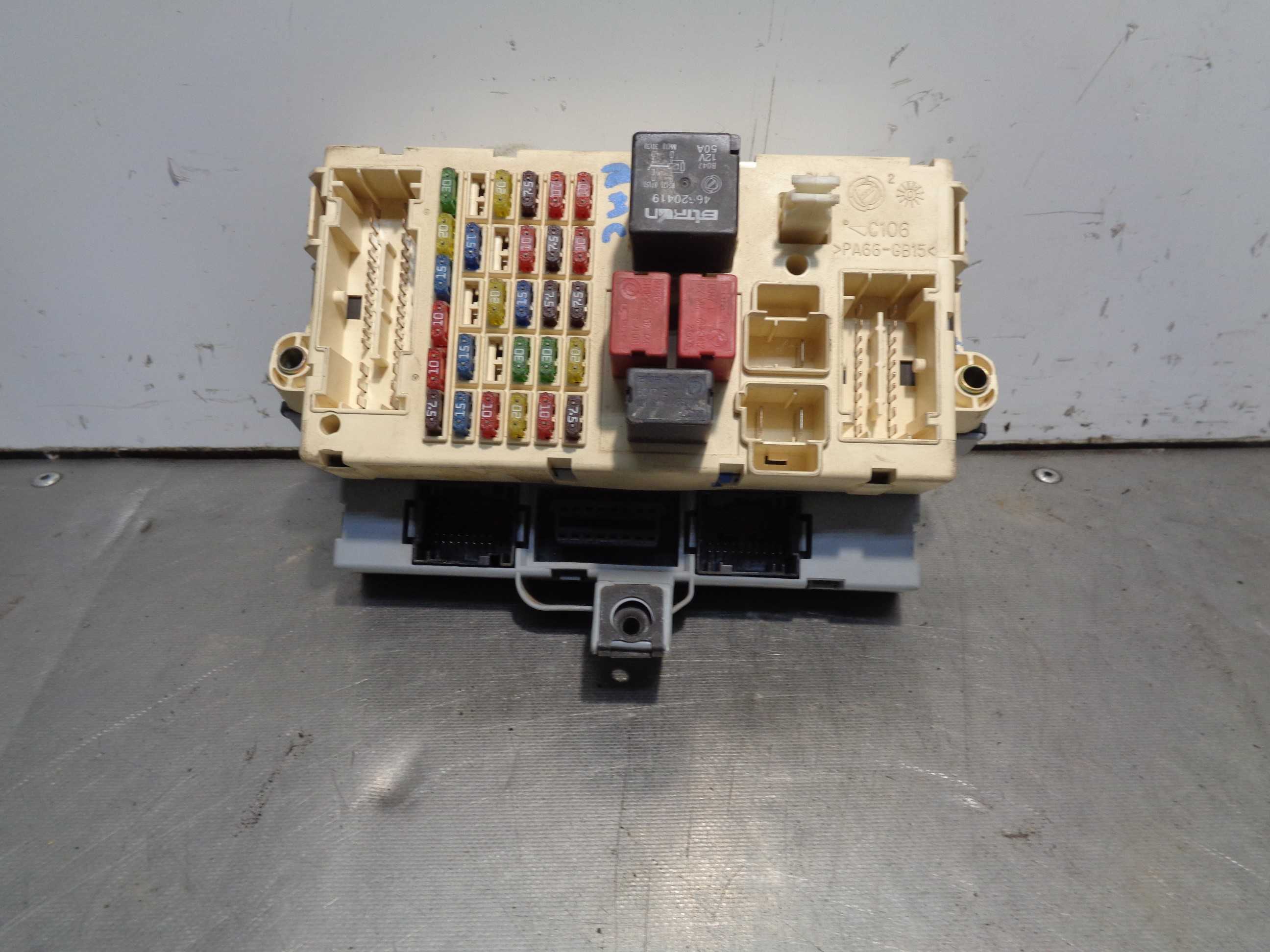 Recambio de caja reles / fusibles para fiat punto berlina (188) 1.2 8v referencia OEM IAM   