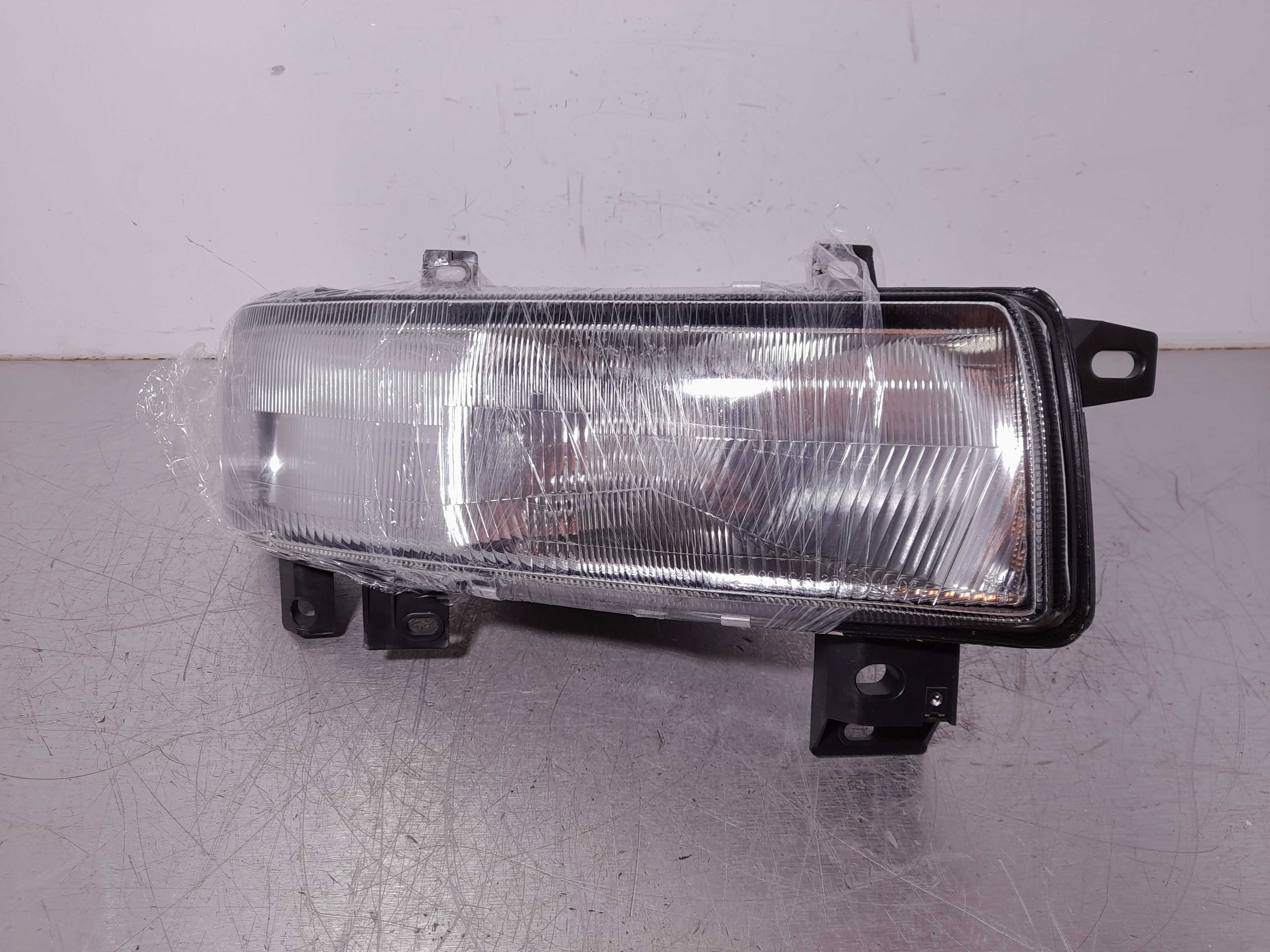 Recambio de faro derecho para opel movano referencia OEM IAM  7700352104C 