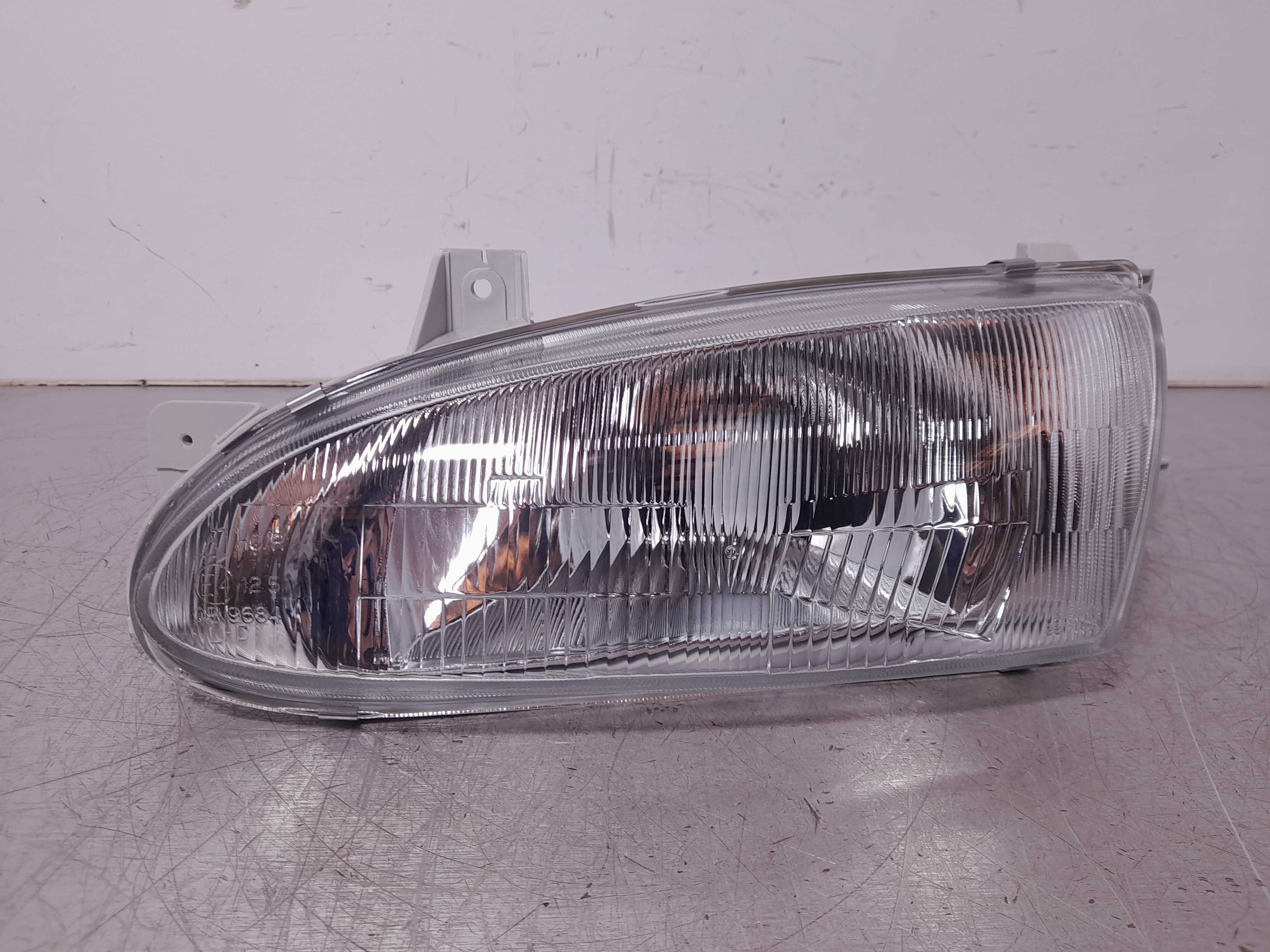 Recambio de faro izquierdo para hyundai lantra (j1) referencia OEM IAM 082211108  