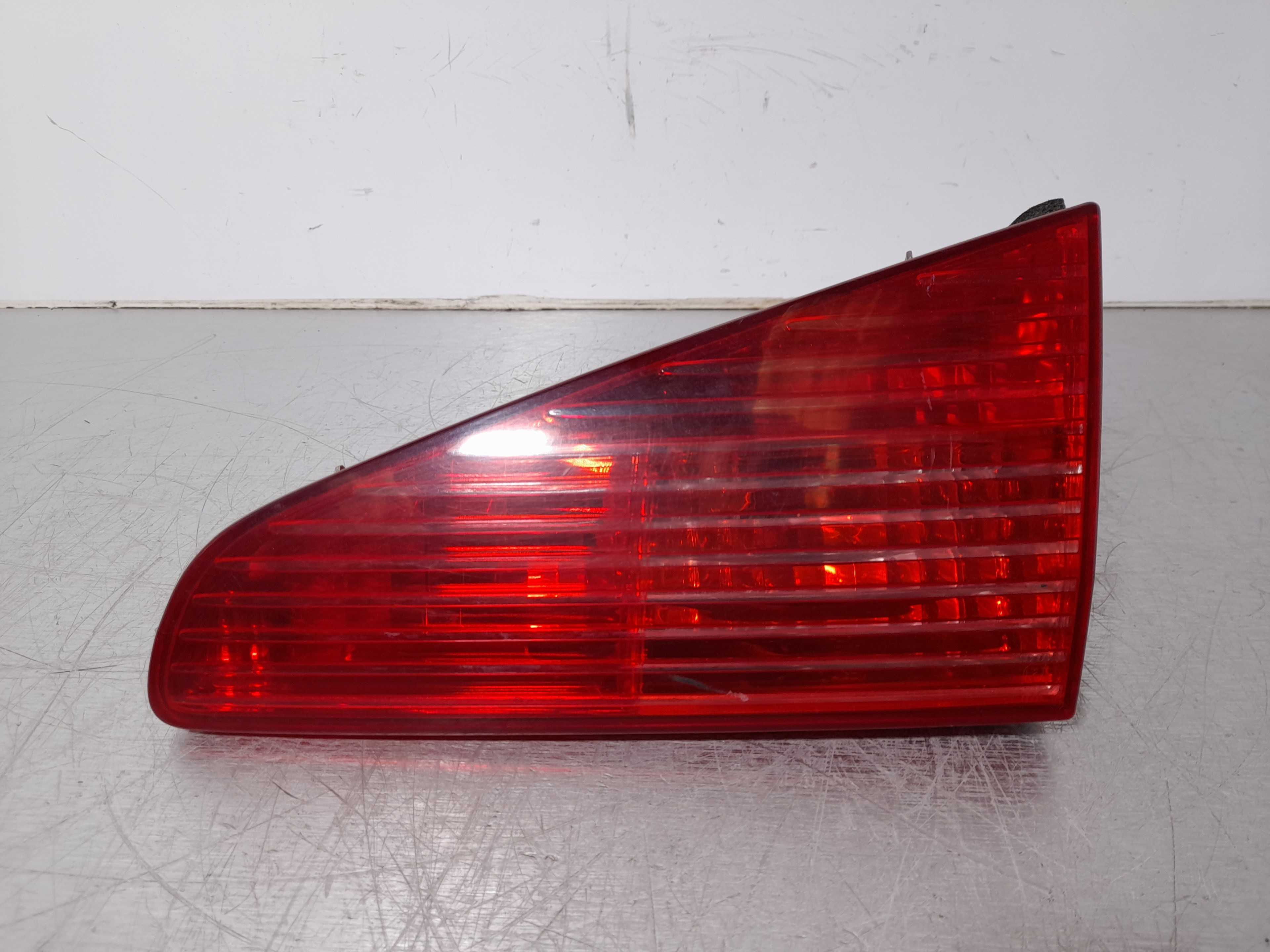 Recambio de piloto porton trasero derecho para peugeot 607 (s1) básico referencia OEM IAM   