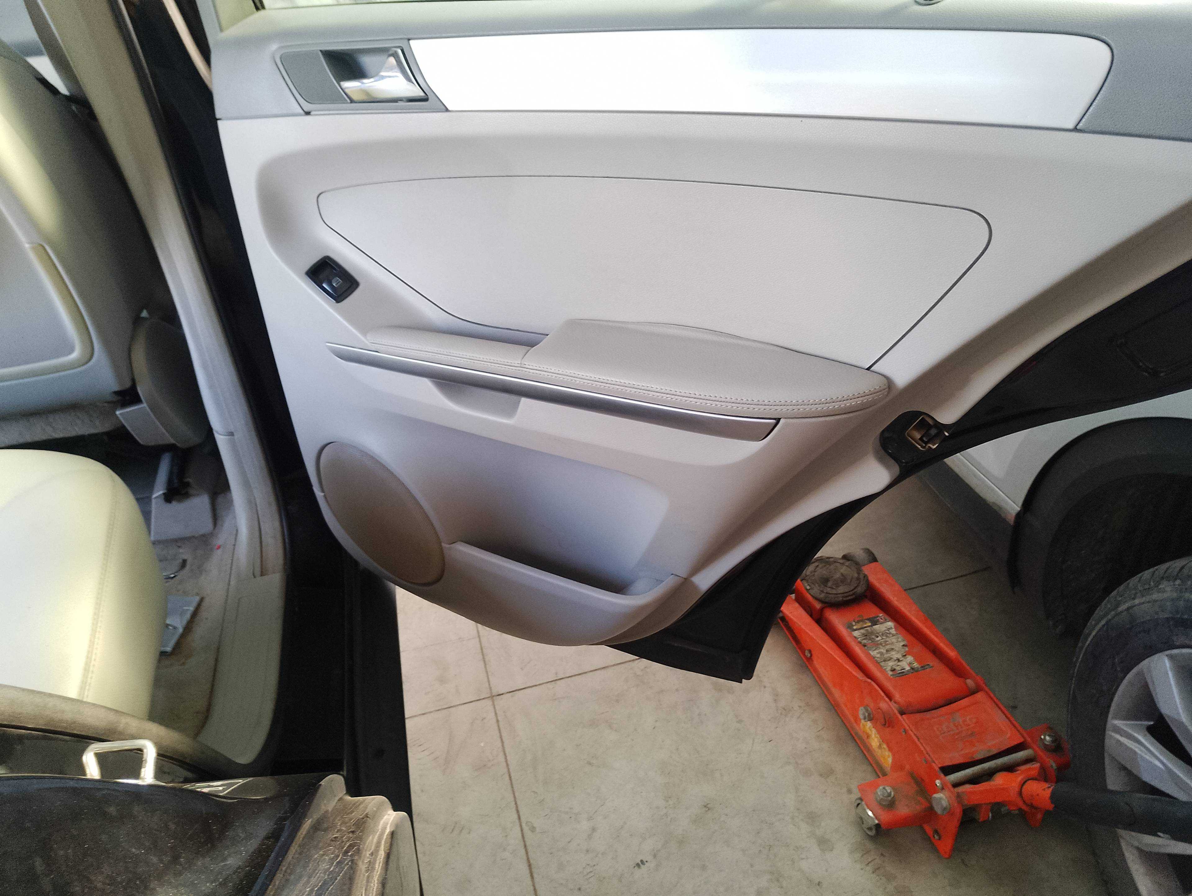 Recambio de guarnecido puerta trasera derecha para mercedes-benz clase m (w164) 320 / 350 cdi (164.122) referencia OEM IAM   