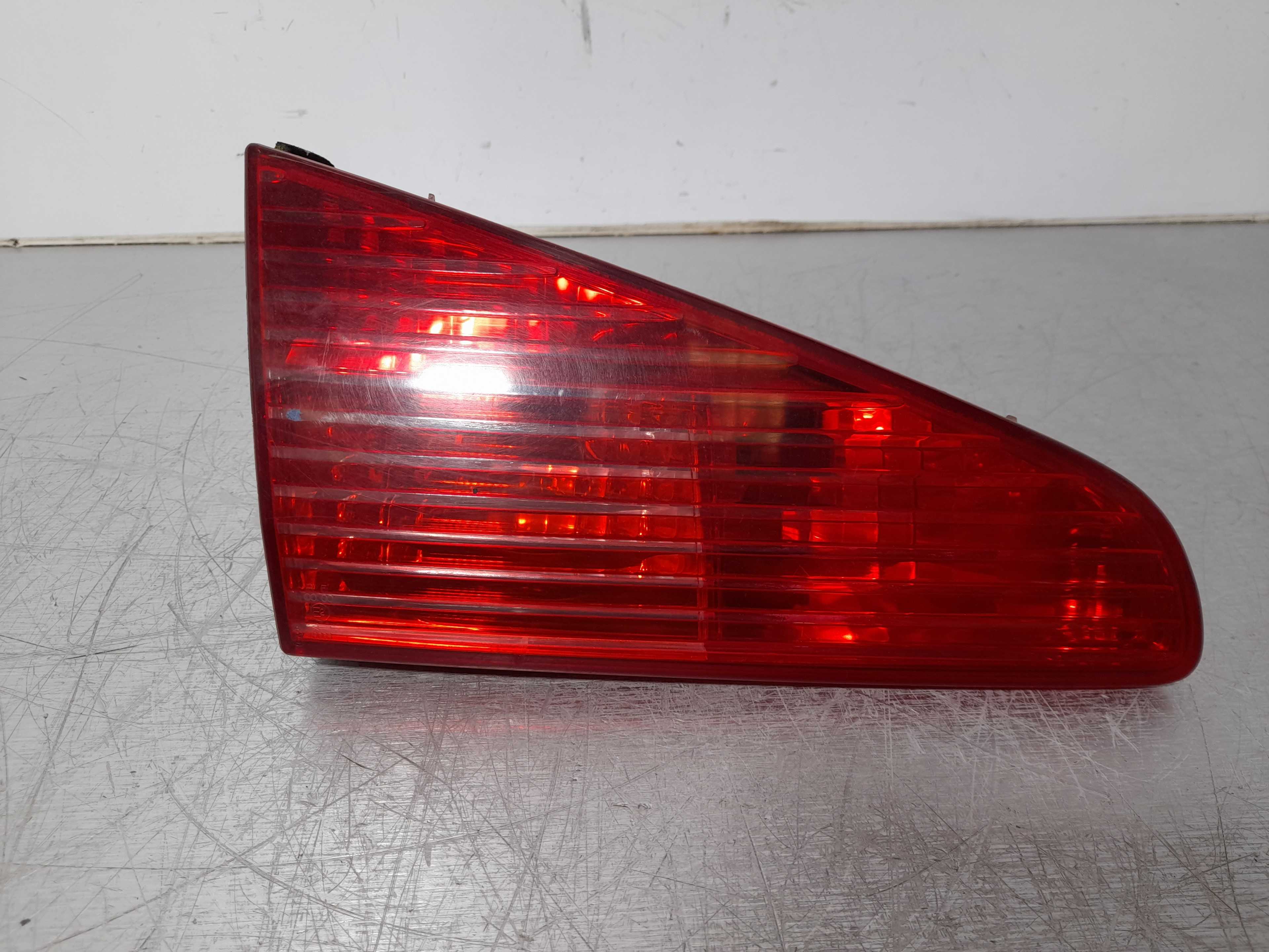 Recambio de piloto porton trasero izquierdo para peugeot 607 (s1) básico referencia OEM IAM   