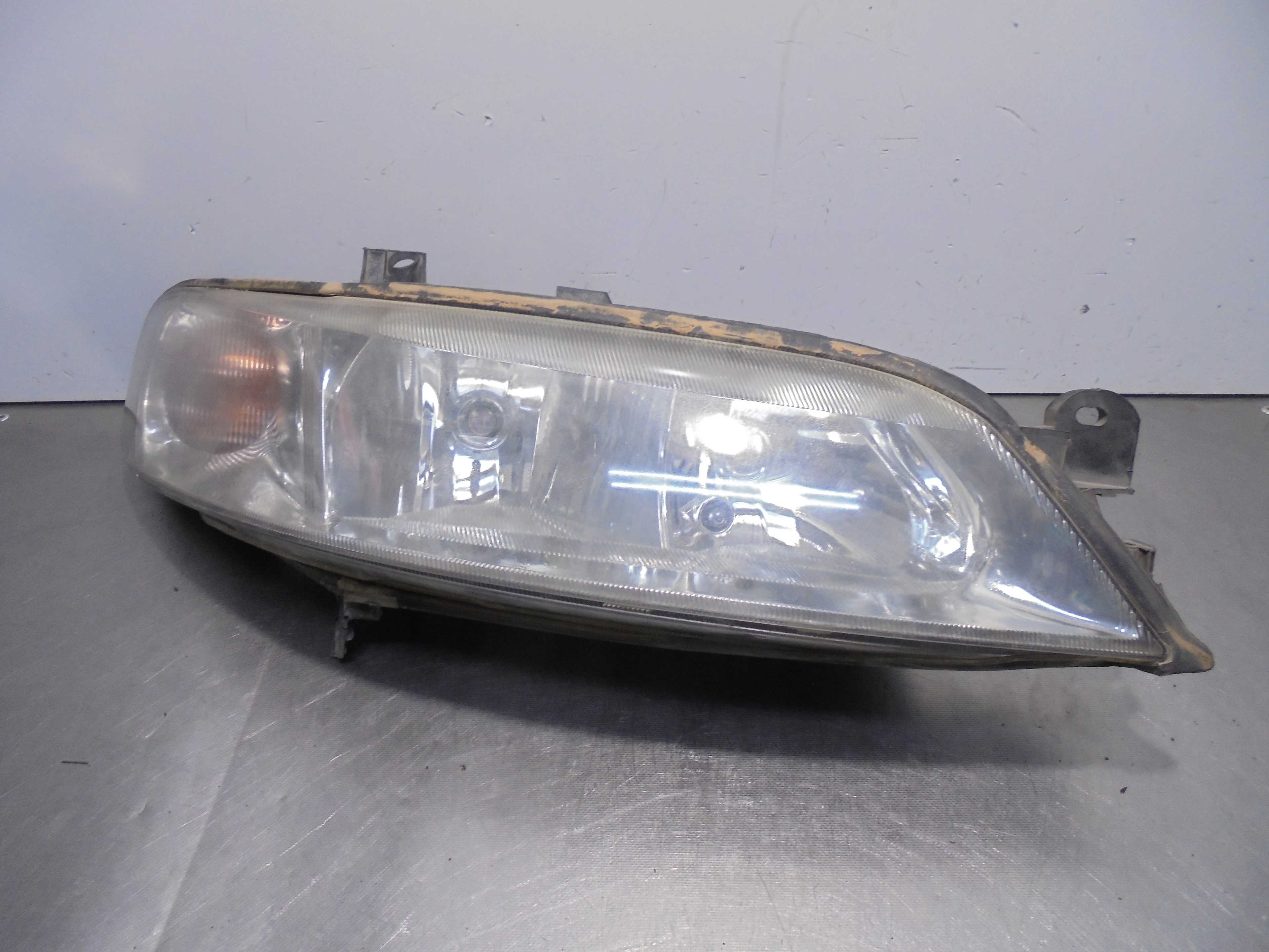 Recambio de faro derecho para opel vectra b berlina 2.0 dti referencia OEM IAM 67743049 VALEO 