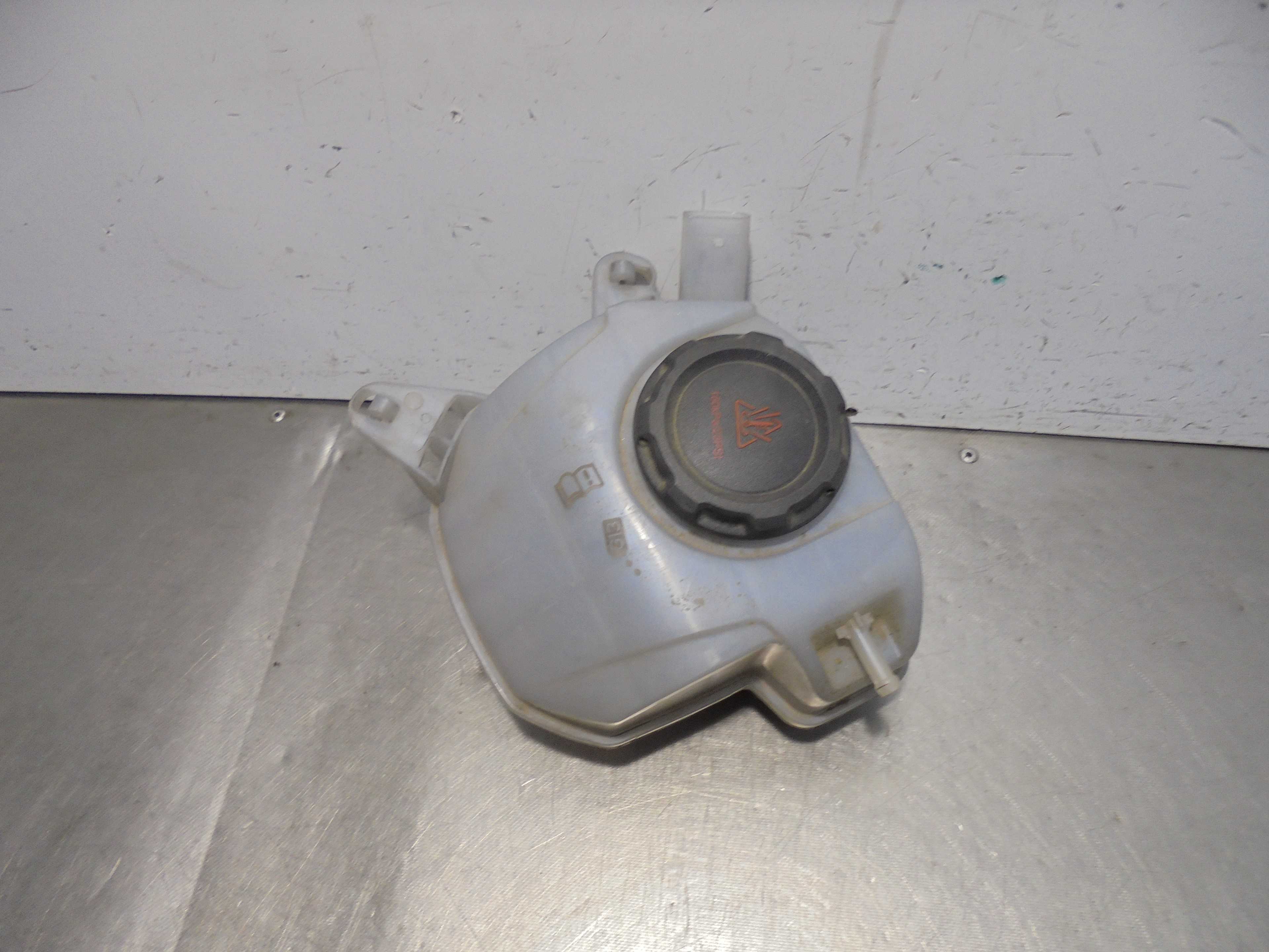 Recambio de deposito expansion para seat arona fr referencia OEM IAM 2Q0121407  