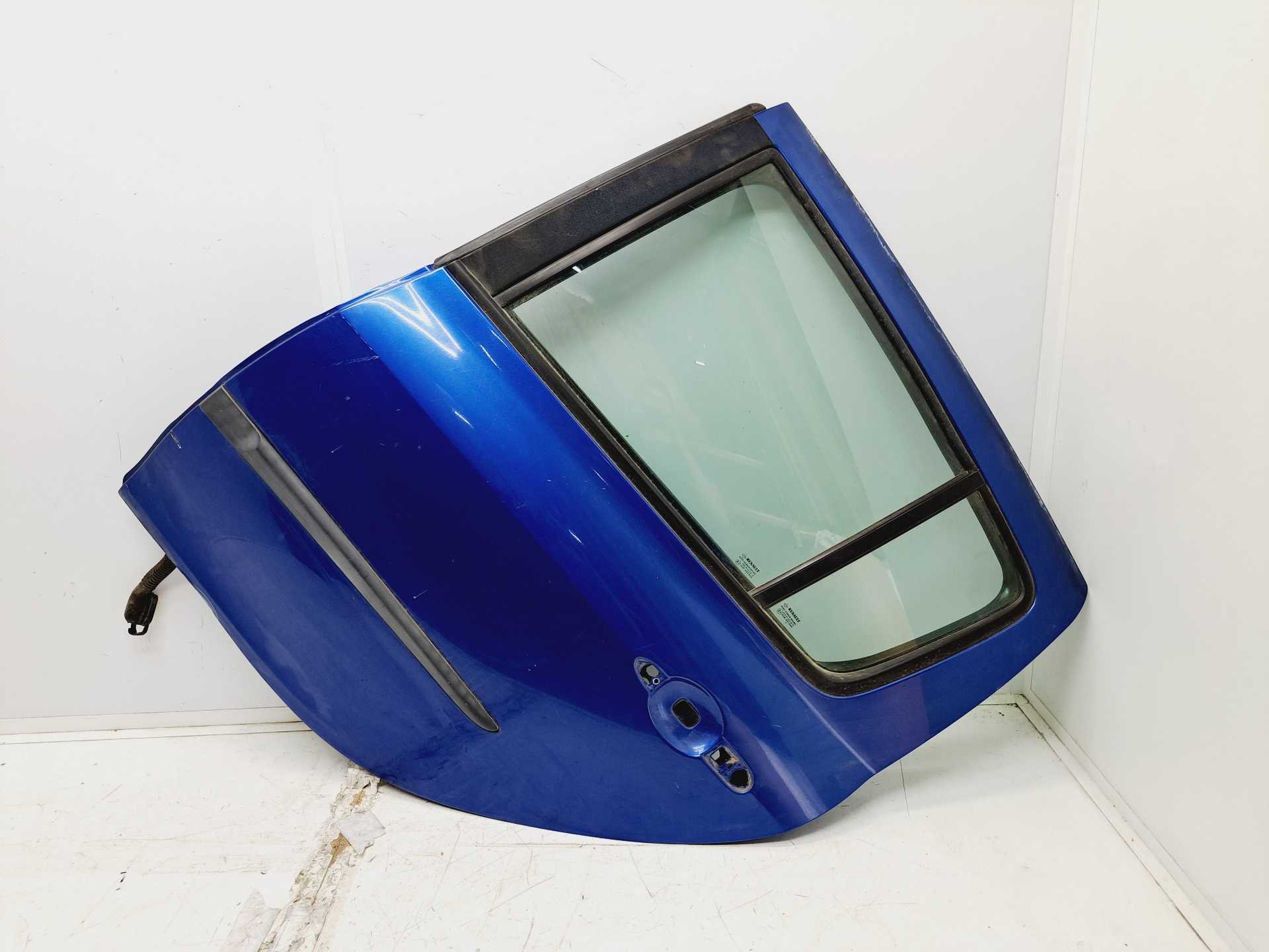 Recambio de puerta trasera izquierda para renault clio iii 1.2 16v referencia OEM IAM   
