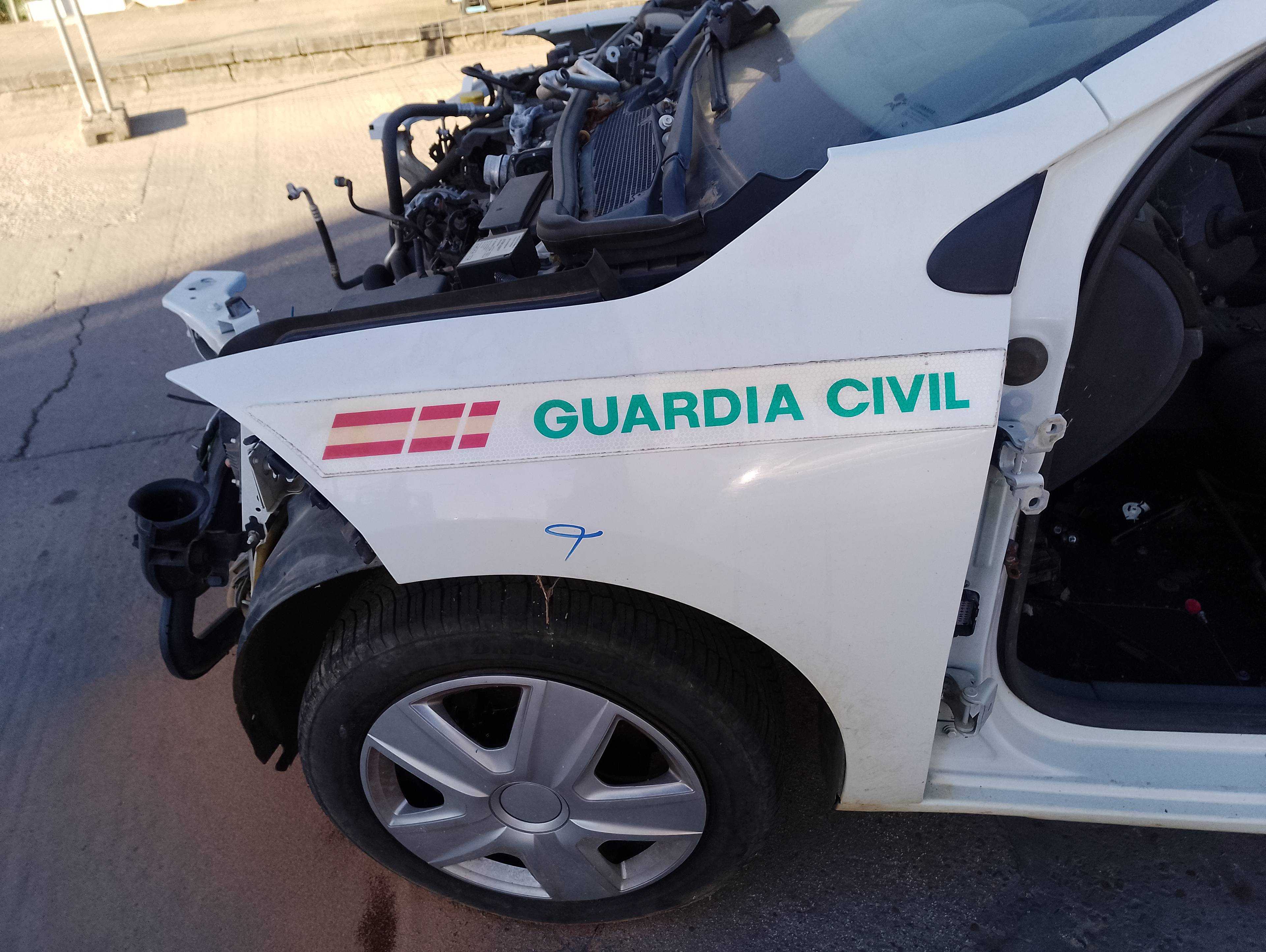 Recambio de aleta delantera izquierda para renault megane iii berlina 5 p business referencia OEM IAM   