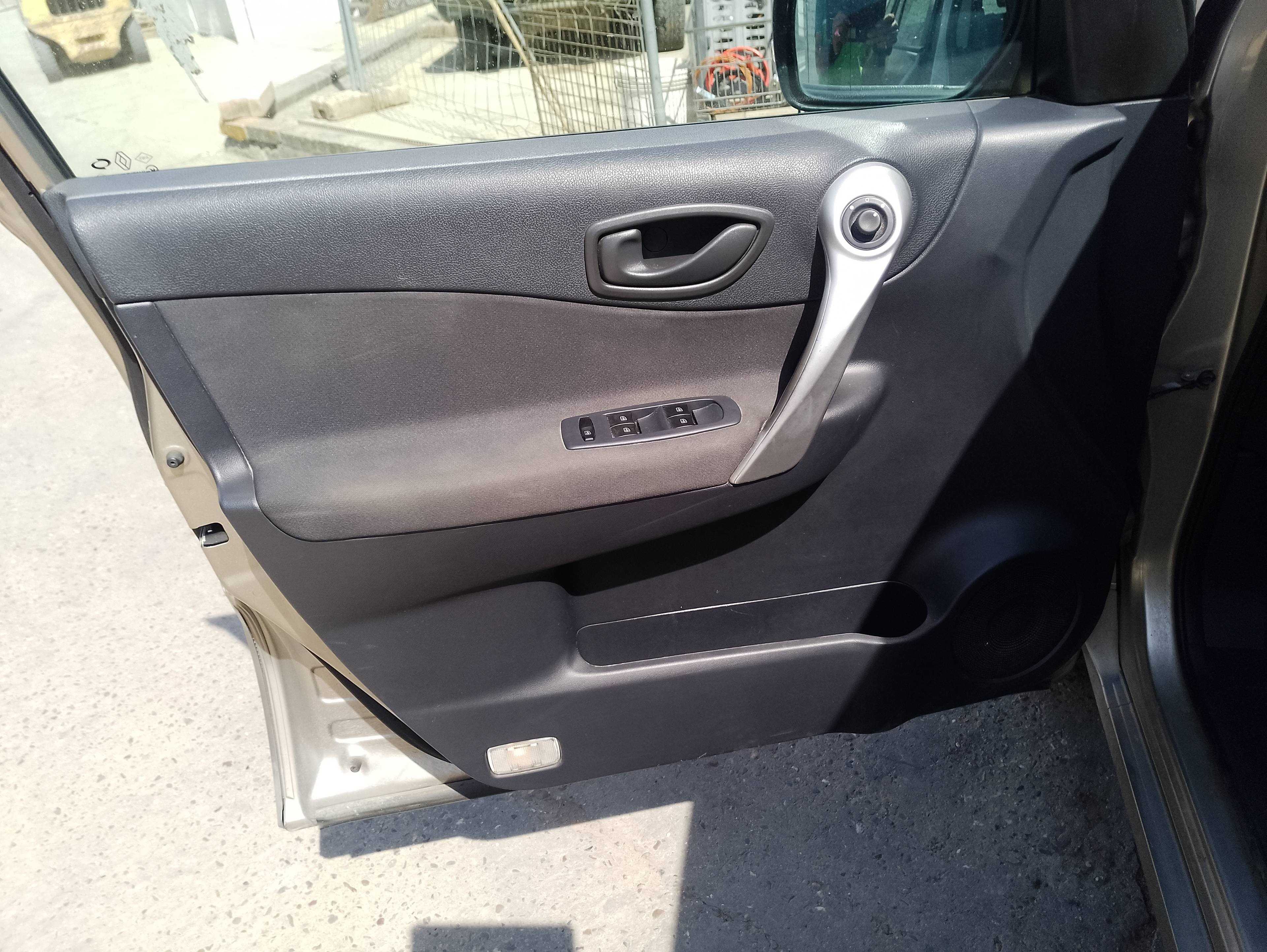 Recambio de guarnecido puerta delantera izquierda para renault koleos bose edition referencia OEM IAM   