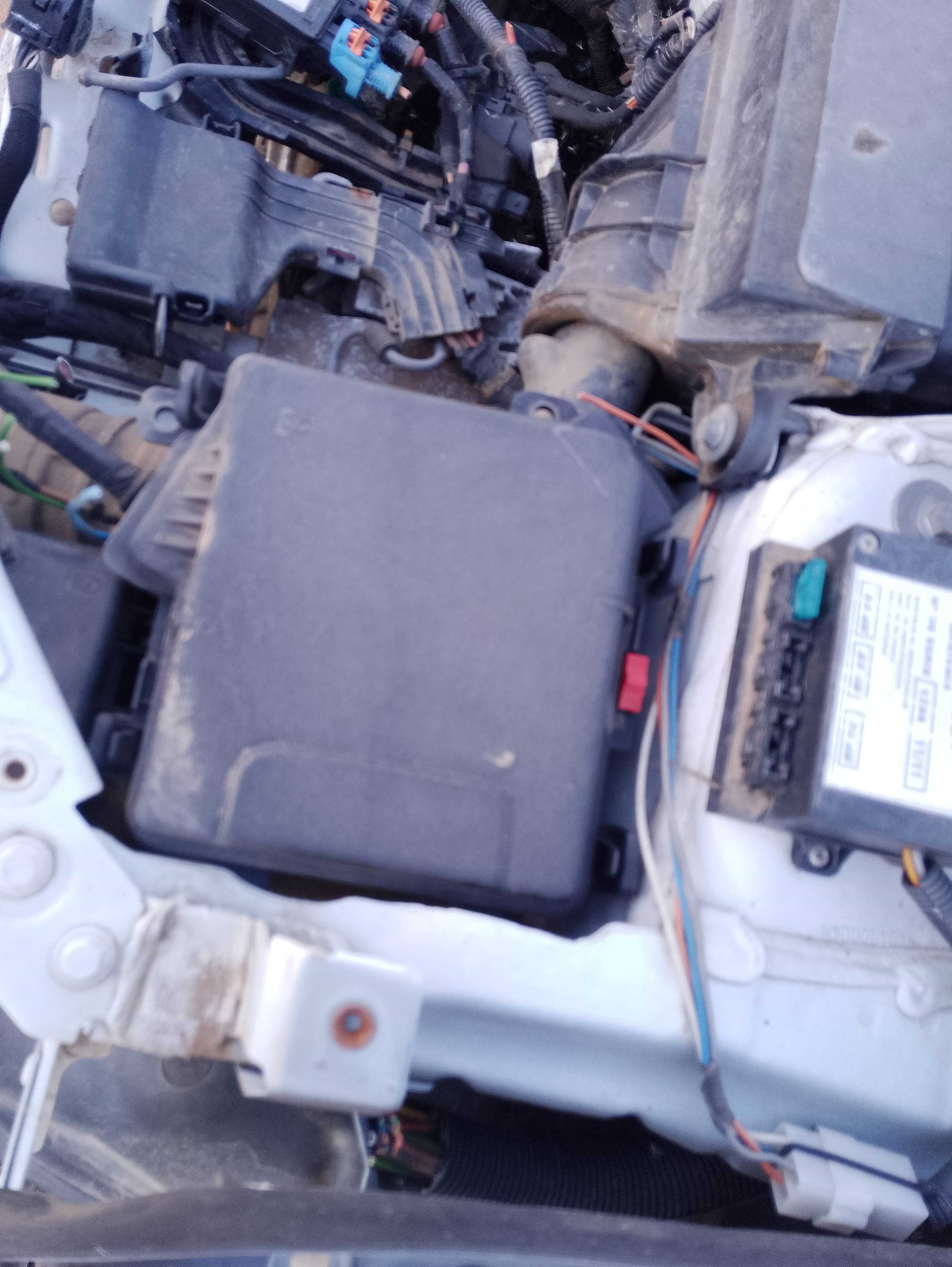 Recambio de caja reles / fusibles para renault megane iii berlina 5 p business referencia OEM IAM   