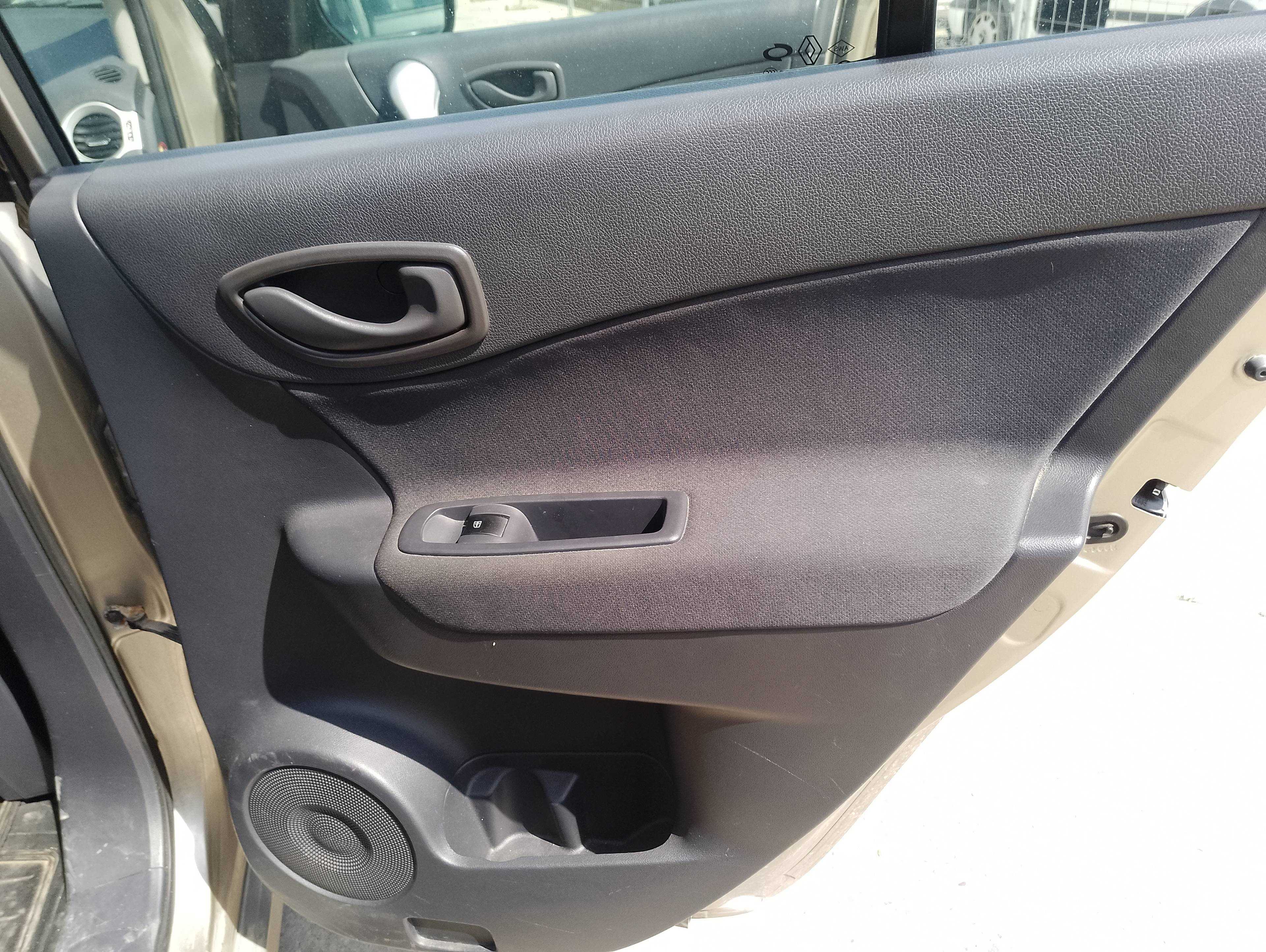 Recambio de guarnecido puerta trasera derecha para renault koleos bose edition referencia OEM IAM   