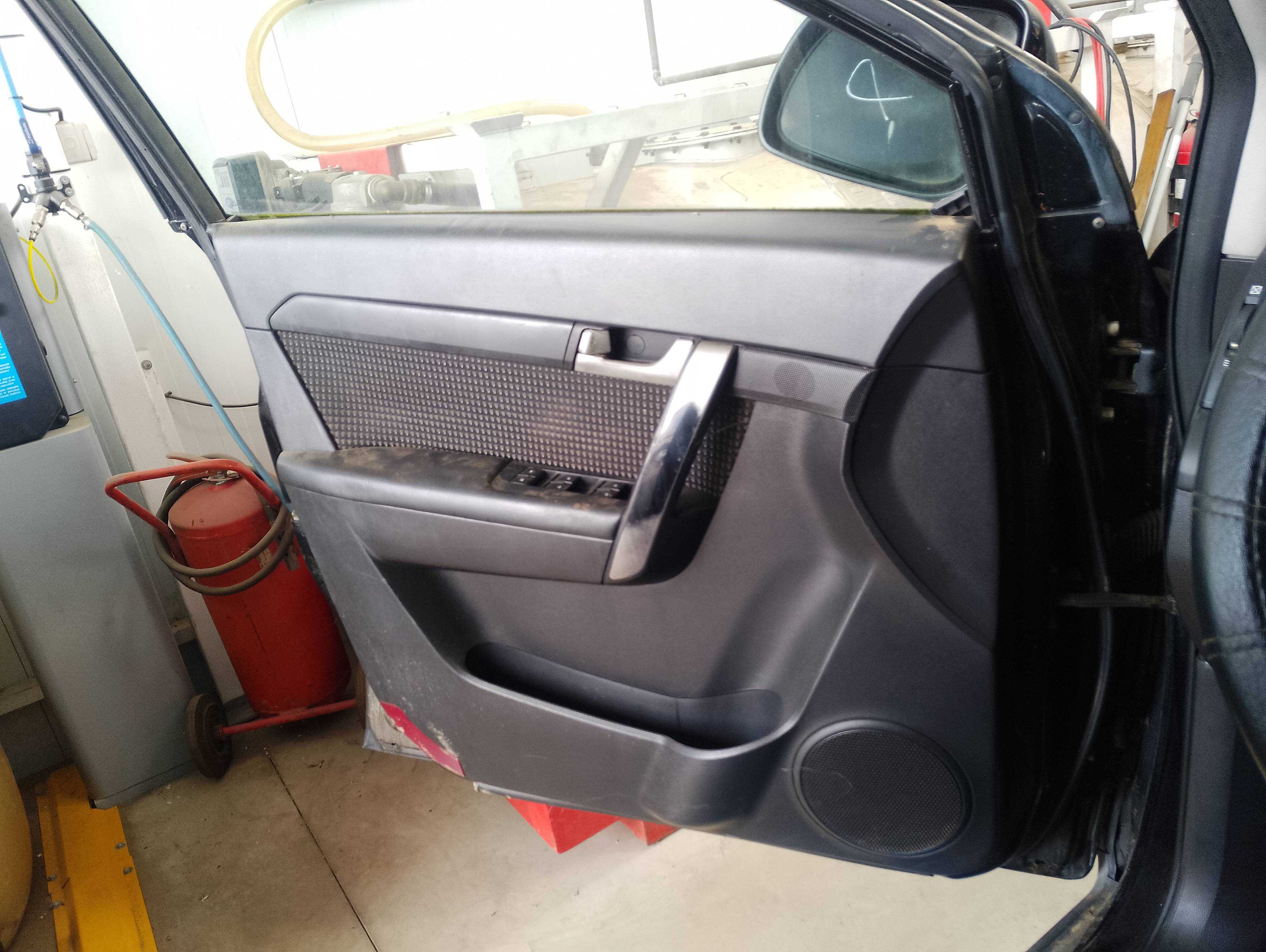 Recambio de guarnecido puerta delantera izquierda para chevrolet captiva referencia OEM IAM   