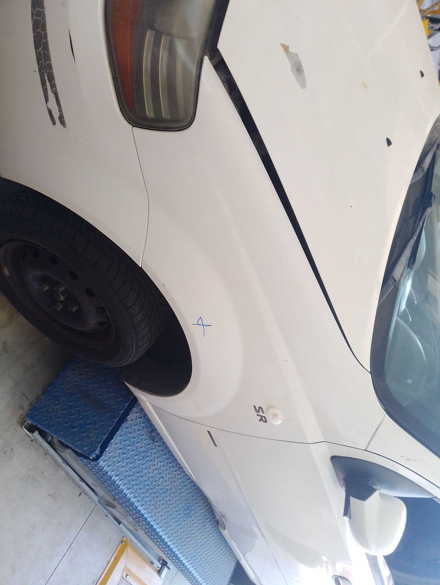 Recambio de aleta delantera izquierda para chevrolet aveo / kalos sedán (t250, t255) 1.4 referencia OEM IAM 95198279  
